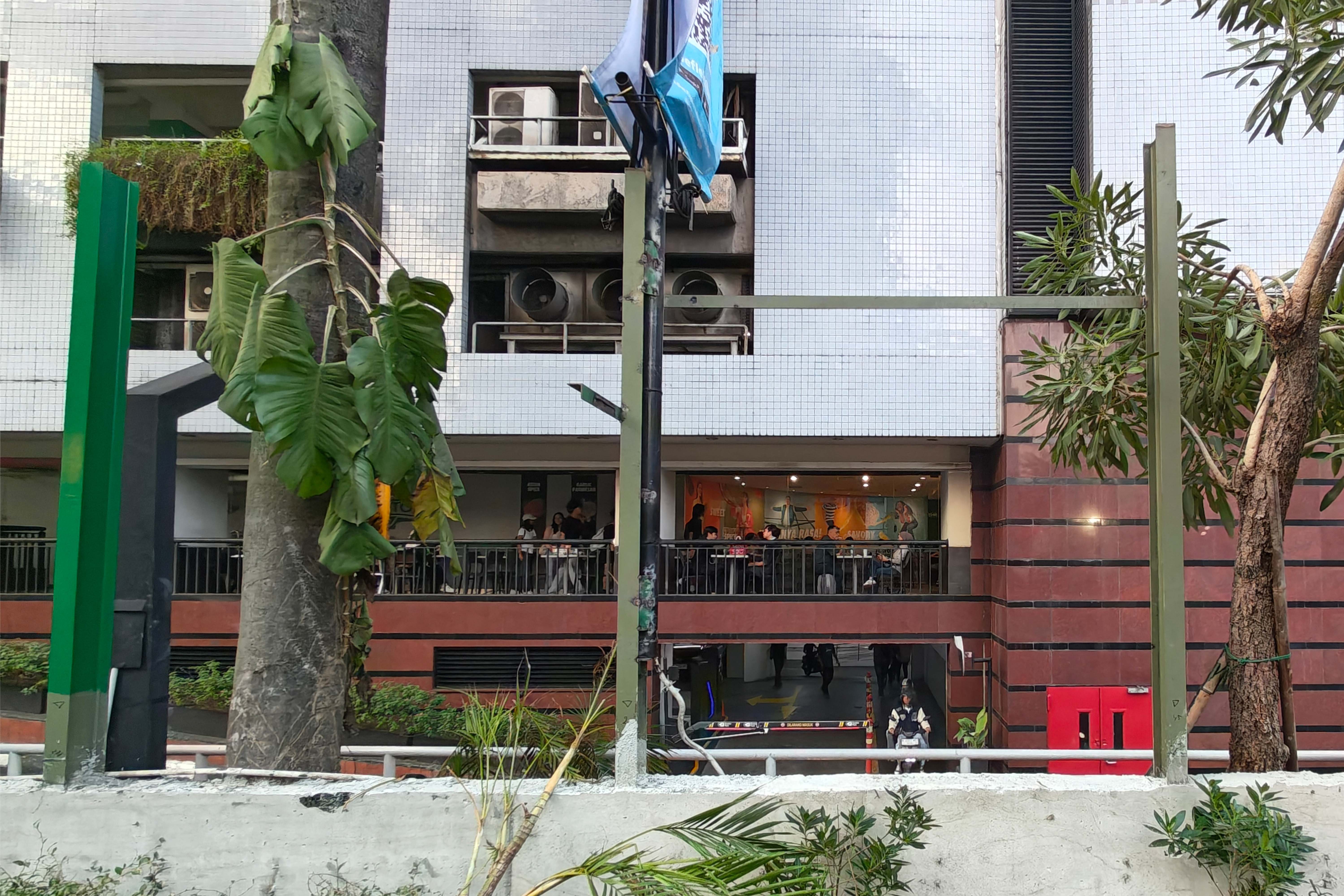 Tiang konstruksi pagar besi di Mal Plaza Blok M, Jakarta, Sabtu (1/8/2026). Ketua Umum Asosiasi Pengelola Pusat Belanja Indonesia, Alphonzus Widjaja menegaskan pemasangan pagar di mal bukan kebijakan baru maupun instruksi khusus yang berlaku secara nasional, langkah tersebut lebih didorong oleh kebutuhan menjaga ketertiban di lingkungan pusat perbelanjaan.