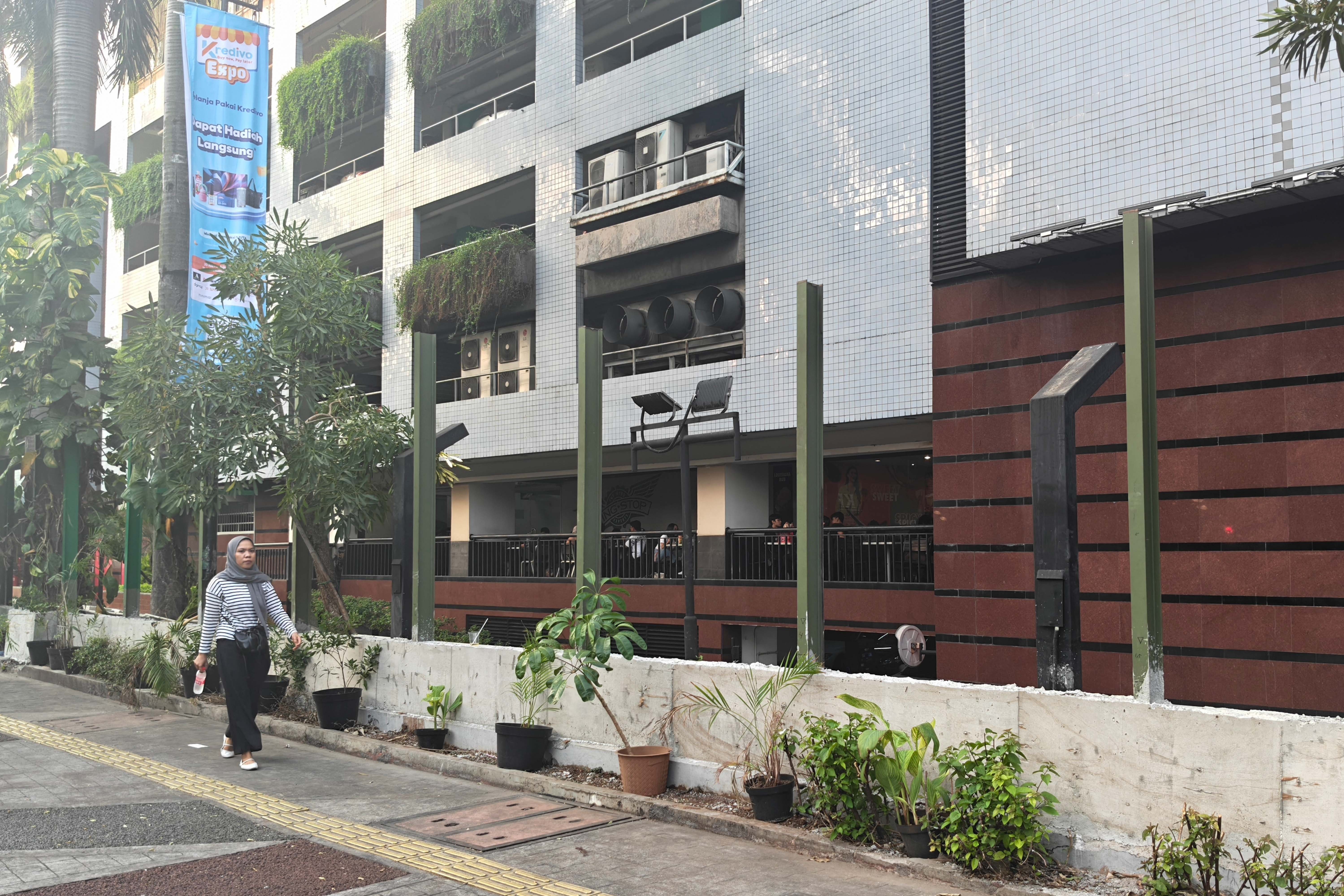 Warga berjalan di dekat tiang konstruksi pagar besi di Mal Plaza Blok M, Jakarta, Sabtu (1/8/2026). Ketua Umum Asosiasi Pengelola Pusat Belanja Indonesia, Alphonzus Widjaja menegaskan pemasangan pagar di mal bukan kebijakan baru maupun instruksi khusus yang berlaku secara nasional, langkah tersebut lebih didorong oleh kebutuhan menjaga ketertiban di lingkungan pusat perbelanjaan.