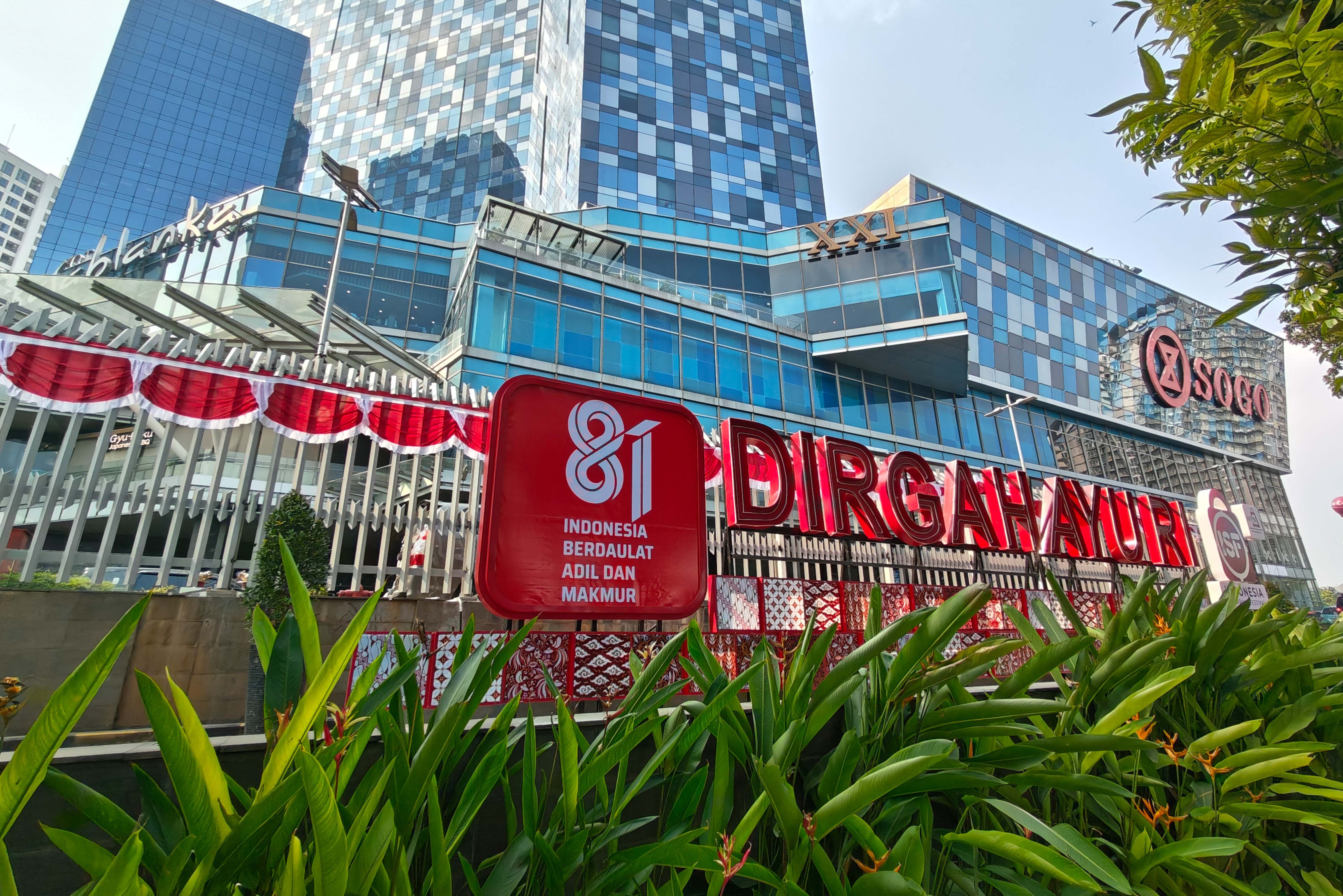 Pagar besi yang terpasang di Mal Kota Kasablanka, Jakarta, Sabtu (1/8/2026). Ketua Umum Asosiasi Pengelola Pusat Belanja Indonesia, Alphonzus Widjaja menegaskan pemasangan pagar di mal bukan kebijakan baru maupun instruksi khusus yang berlaku secara nasional, langkah tersebut lebih didorong oleh kebutuhan menjaga ketertiban di lingkungan pusat perbelanjaan.