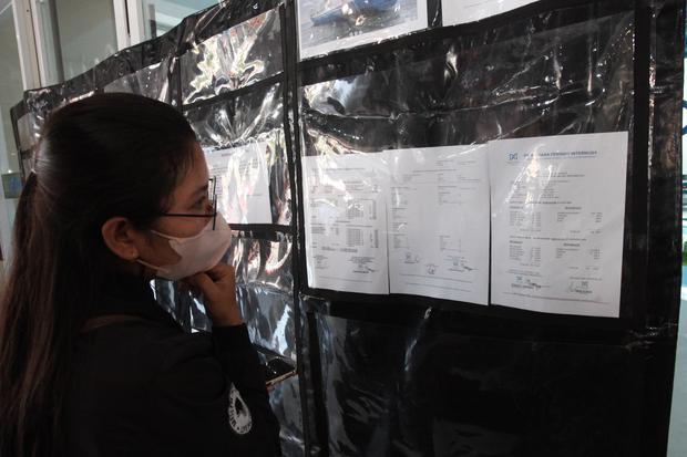 Warga mencari informasi tentang penumpang kapal KM Mutiara Sentosa 2 di posko informasi, Gapura Surya Nusantara, Pelabuhan Tanjung Perak, Surabaya, Jawa Timur, Minggu (2/8/2026). Pihak Terminal Penumpang Gapura Surya Nusantara bersama Basarnas, Otoritas Pelabuhan dan pemangku kepentingan lainnya menyiapkan posko informasi hingga tempat istirahat bagi kerabat korban peristiwa terbakarnya kapal KM Mutiara Sentosa 2 di perairan utara Madura.