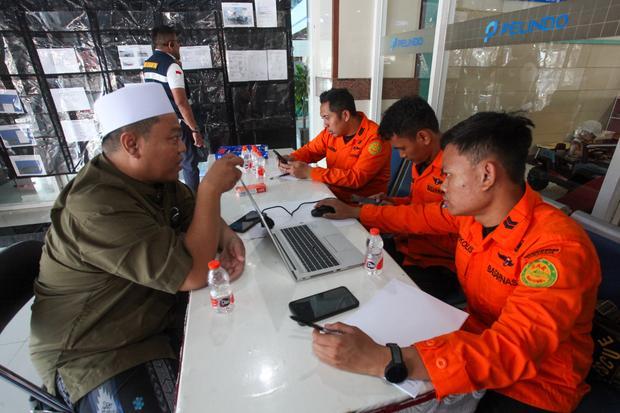 Petugas Basarnas melayani warga yang bertanya tentang informasi penumpang kapal KM Mutiara Sentosa 2 di posko informasi, Gapura Surya Nusantara, Pelabuhan Tanjung Perak, Surabaya, Jawa Timur, Minggu (2/8/2026). Pihak Terminal Penumpang Gapura Surya Nusantara bersama Basarnas, Otoritas Pelabuhan dan pemangku kepentingan lainnya menyiapkan posko informasi hingga tempat istirahat bagi kerabat korban peristiwa terbakarnya kapal KM Mutiara Sentosa 2 di perairan utara Madura.