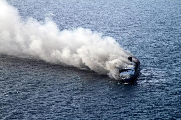 Kapal Mutiara Sentosa 2 terbakar di perairan Sumenep, Jawa Timur, Minggu (2/8/2026). Kapal Motor Penumpang (KMP) Mutiara Sentosa 2 yang berpenumpang sekitar 250 orang penumpang tersebut mengalami kebakaran saat melakukan pelayaran dari Surabaya ke Makassar dan saat ini masih belum bisa dipastikan jumlah korbannya.