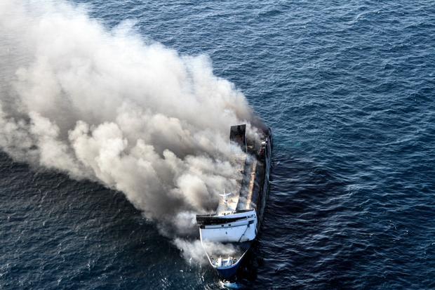 Kapal Mutiara Sentosa 2 terbakar di perairan Sumenep, Jawa Timur, Minggu (2/8/2026). Kapal Motor Penumpang (KMP) Mutiara Sentosa 2 yang berpenumpang sekitar 250 orang penumpang tersebut mengalami kebakaran saat melakukan pelayaran dari Surabaya ke Makassar dan saat ini masih belum bisa dipastikan jumlah korbannya.
