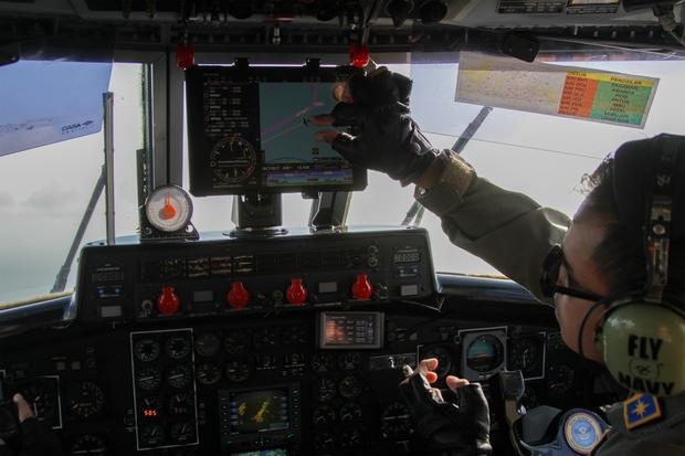 Co-pilot pesawat NC 212-200 Aviocar U-6206 milik Skuadron Udara 600 Wing Udara 2 Puspenerbal, Lettu Laut (P) Mochamad Rizqy Firdiansyah Komarudin memeriksa layar dalam pencarian Kapal Mutiara Sentosa 2 yang terbakar di perairan Sumenep, Jawa Timur, Minggu (2/8/2026). Kapal Motor Penumpang (KMP) Mutiara Sentosa 2 yang berpenumpang sekitar 250 orang penumpang tersebut mengalami kebakaran saat melakukan pelayaran dari Surabaya ke Makassar.