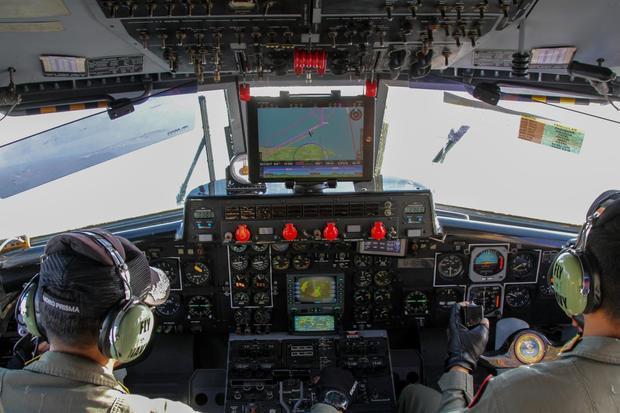 Pilot Mayor Laut (P) Billy Yudha Firmansyah (kiri) dan Co-pilot Lettu Laut (P) Mochamad Rizqy Firdiansyah Komarudin (kanan) menerbangkan pesawat NC 212-200 Aviocar U-6206 milik Skuadron Udara 600 Wing Udara 2 Puspenerbal dalam pencarian Kapal Mutiara Sentosa 2 yang terbakar di perairan Sumenep, Jawa Timur, Minggu (2/8/2026). Kapal Motor Penumpang (KMP) Mutiara Sentosa 2 yang berpenumpang sekitar 250 orang penumpang tersebut mengalami kebakaran saat melakukan pelayaran dari Surabaya ke Makassar.