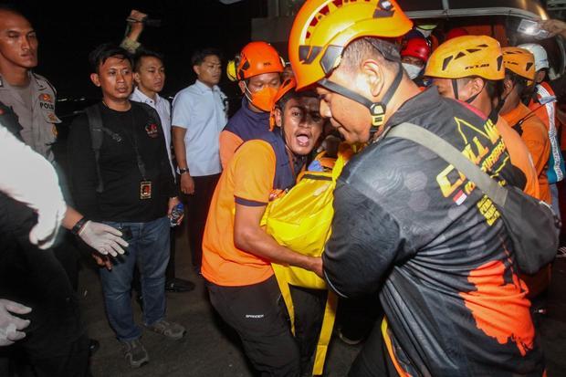 Sejumlah petugas mengangkat kantong berisi jenazah korban kebakaran KM Mutiara Sentosa II setibanya di Dermaga Jamrud Utara, Pelabuhan Tanjung Perak, Surabaya, Jawa Timur, Senin (3/8/2026). Kapal kargo Meratus Pematang Siantar mengevakuasi 111 penumpang dalam kondisi hidup dan dua penumpang dalam kondisi meninggal korban KM Mutiara Sentosa II yang terbakar di perairan utara Madura pada Minggu (2/8).