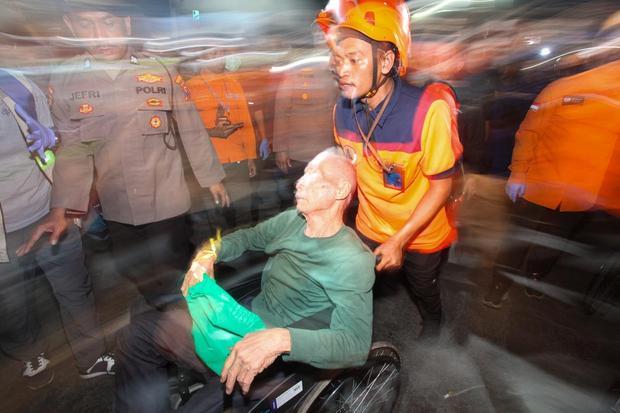 Petugas membantu penumpang KM Mutiara Sentosa II menuju ruang perawatan setibanya di Dermaga Jamrud Utara, Pelabuhan Tanjung Perak, Surabaya, Jawa Timur, Senin (3/8/2026). Kapal kargo Meratus Pematang Siantar mengevakuasi 111 penumpang dalam kondisi hidup dan dua penumpang dalam kondisi meninggal korban KM Mutiara Sentosa II yang terbakar di perairan utara Madura pada Minggu (2/8).