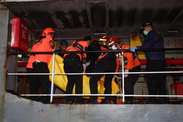 Sejumlah petugas mengangkat kantong berisi jenazah korban kebakaran KM Mutiara Sentosa II setibanya di Dermaga Jamrud Utara, Pelabuhan Tanjung Perak, Surabaya, Jawa Timur, Senin (3/8/2026). Kapal kargo Meratus Pematang Siantar mengevakuasi 111 penumpang dalam kondisi hidup dan dua penumpang dalam kondisi meninggal korban KM Mutiara Sentosa II yang terbakar di perairan utara Madura pada Minggu (2/8).