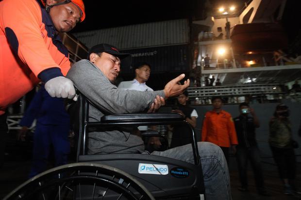 Petugas membantu penumpang KM Mutiara Sentosa II menuju ruang perawatan setibanya di Dermaga Jamrud Utara, Pelabuhan Tanjung Perak, Surabaya, Jawa Timur, Senin (3/8/2026). Kapal kargo Meratus Pematang Siantar mengevakuasi 111 penumpang dalam kondisi hidup dan dua penumpang dalam kondisi meninggal korban KM Mutiara Sentosa II yang terbakar di perairan utara Madura pada Minggu (2/8).