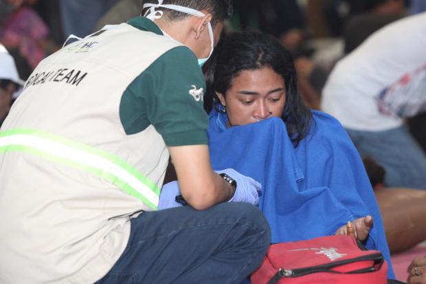Petugas memeriksa kondisi kesehatan penumpang KM Mutiara Sentosa II di Gapura Surya Nusantara, Pelabuhan Tanjung Perak, Surabaya, Jawa Timur, Senin (3/8/2026). Kapal kargo Meratus Pematang Siantar mengevakuasi 111 penumpang dalam kondisi hidup dan dua penumpang dalam kondisi meninggal korban KM Mutiara Sentosa II yang terbakar di perairan utara Madura pada Minggu (2/8).