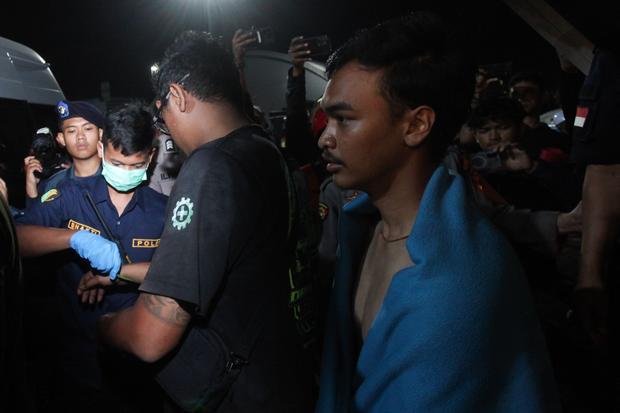 Petugas membantu penumpang KM Mutiara Sentosa II menuju ruang perawatan setibanya di Dermaga Jamrud Utara, Pelabuhan Tanjung Perak, Surabaya, Jawa Timur, Senin (3/8/2026). Kapal kargo Meratus Pematang Siantar mengevakuasi 111 penumpang dalam kondisi hidup dan dua penumpang dalam kondisi meninggal korban KM Mutiara Sentosa II yang terbakar di perairan utara Madura pada Minggu (2/8).