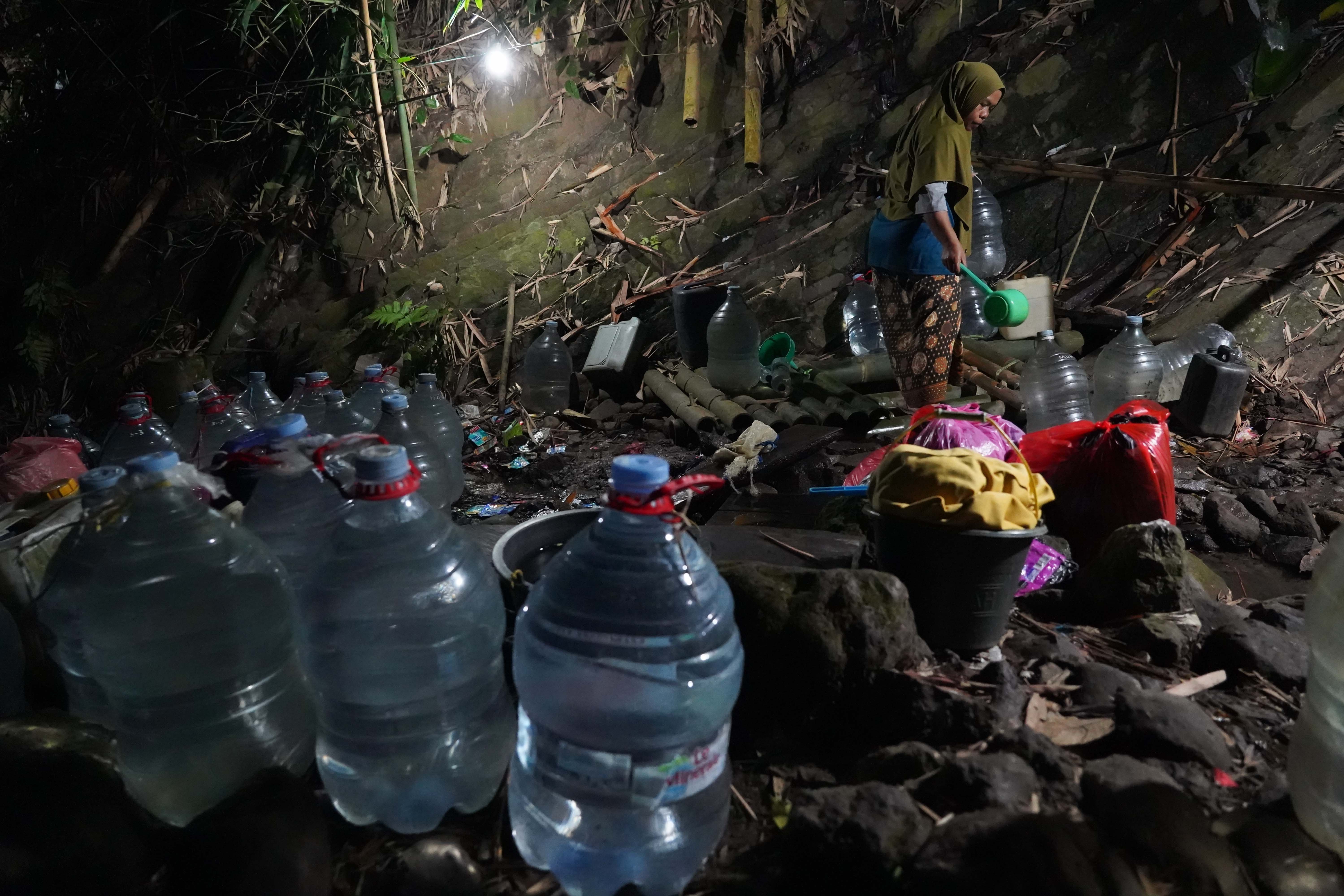 Warga mengisi air ke dalam galon dari sumber mata air Sumur Bendung di kawasan Gunung Batur 2, Kelurahan Mekarsari, Kota Cilegon, Banten, Jumat (31/7/2026). Musim kemarau yang melanda wilayah tersebut berdampak pada menyusutnya debit air di sumber mata air sehingga membuat warga harus memasuki kawasan hutan untuk memperoleh air bersih.