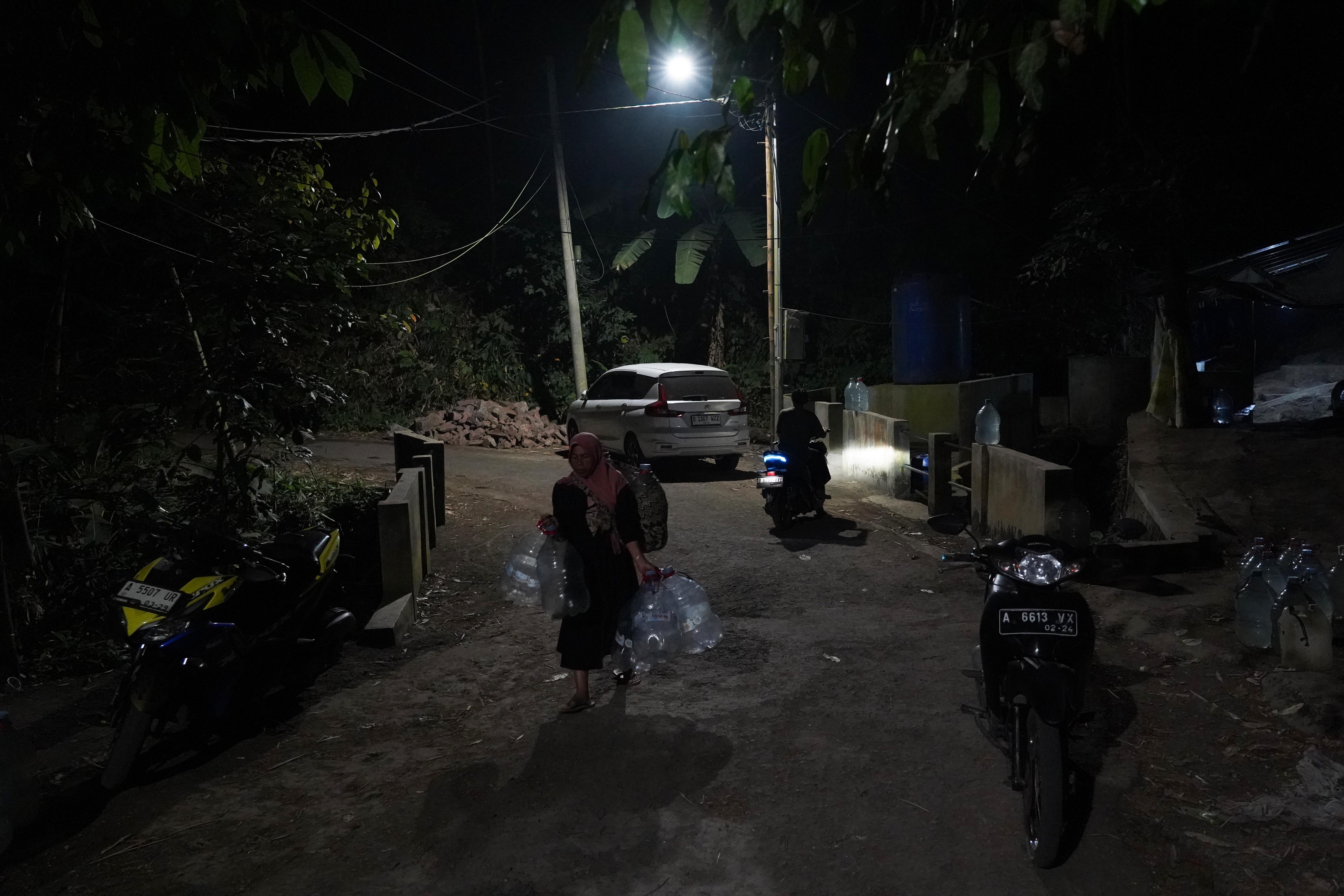 Warga membawa galon yang akan diisi air di sumber mata air Sumur Bendung di kawasan Gunung Batur 2, Kelurahan Mekarsari, Kota Cilegon, Banten, Jumat (31/7/2026). Musim kemarau yang melanda wilayah tersebut berdampak pada menyusutnya debit air di sumber mata air sehingga membuat warga harus memasuki kawasan hutan untuk memperoleh air bersih.