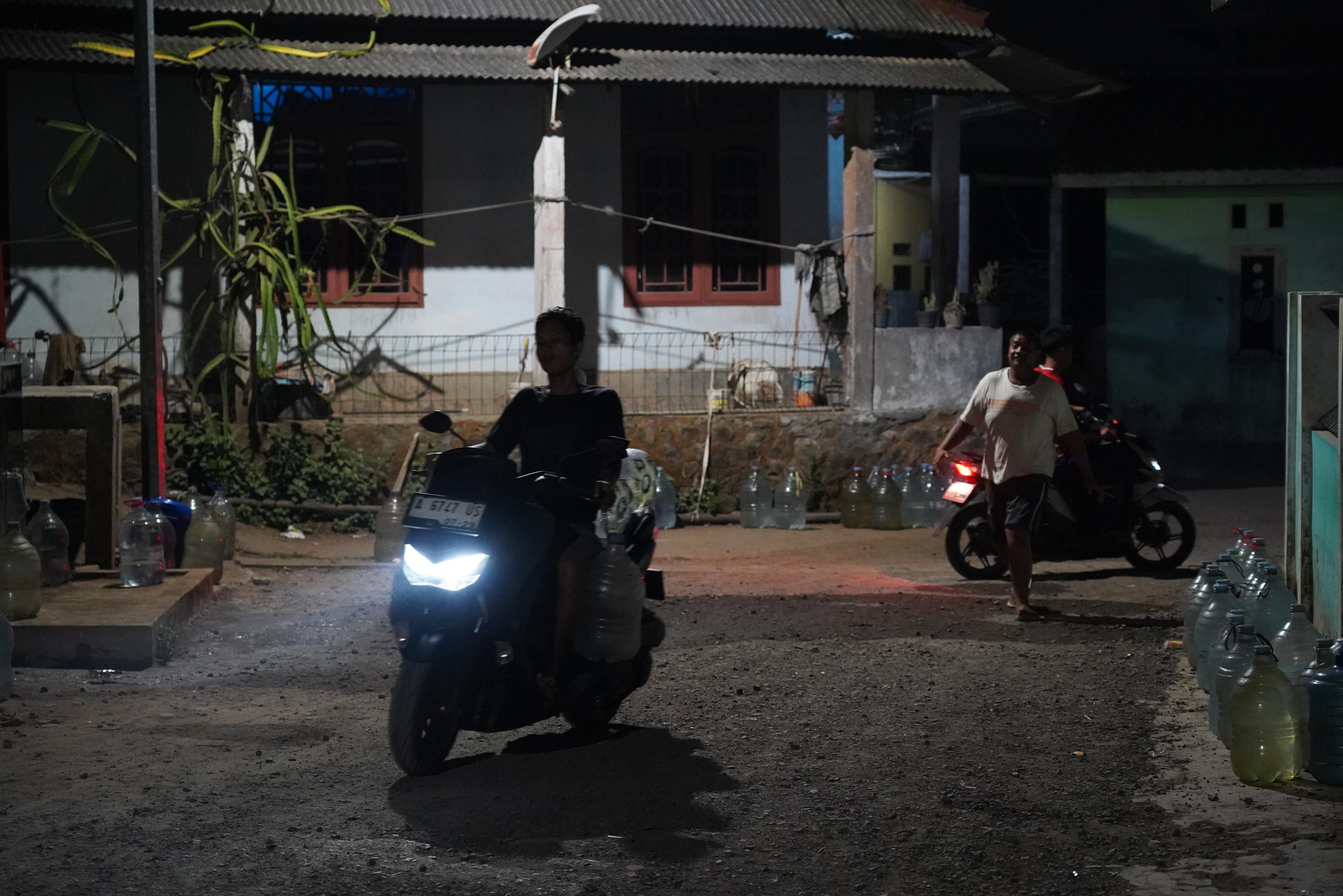 Warga mengendarai sepeda motor sambil membawa galon yang akan diisi air dari sumber mata air Sumur Bendung di kawasan Gunung Batur 2, Kelurahan Mekarsari, Kota Cilegon, Banten, Jumat (31/7/2026). Musim kemarau yang melanda wilayah tersebut berdampak pada menyusutnya debit air di sumber mata air sehingga membuat warga harus memasuki kawasan hutan untuk memperoleh air bersih.