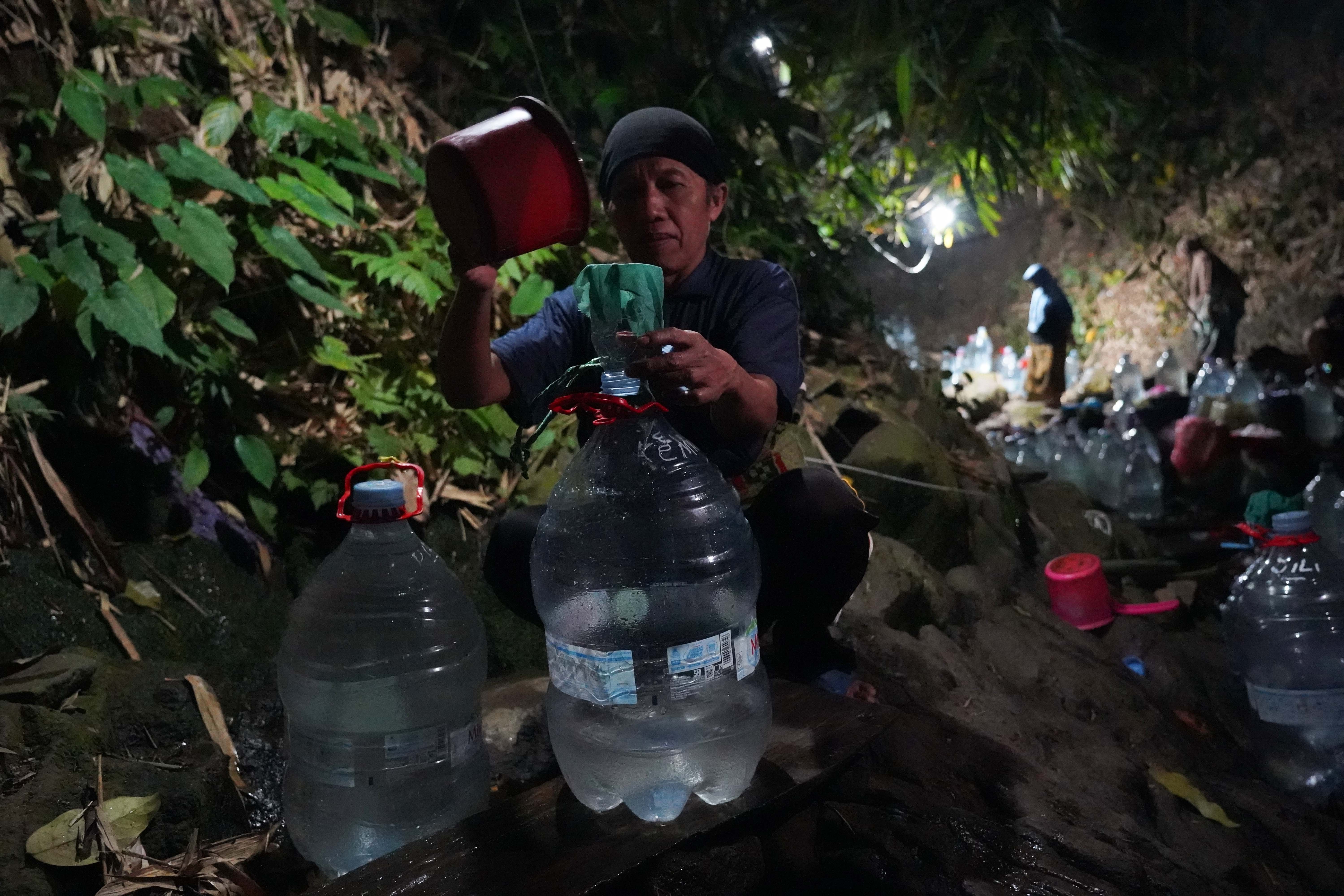 Warga mengisi air ke dalam galon di sumber mata air Sumur Bendung di kawasan Gunung Batur 2, Kelurahan Mekarsari, Kota Cilegon, Banten, Jumat (31/7/2026). Musim kemarau yang melanda wilayah tersebut berdampak pada menyusutnya debit air di sumber mata air sehingga membuat warga harus memasuki kawasan hutan untuk memperoleh air bersih.