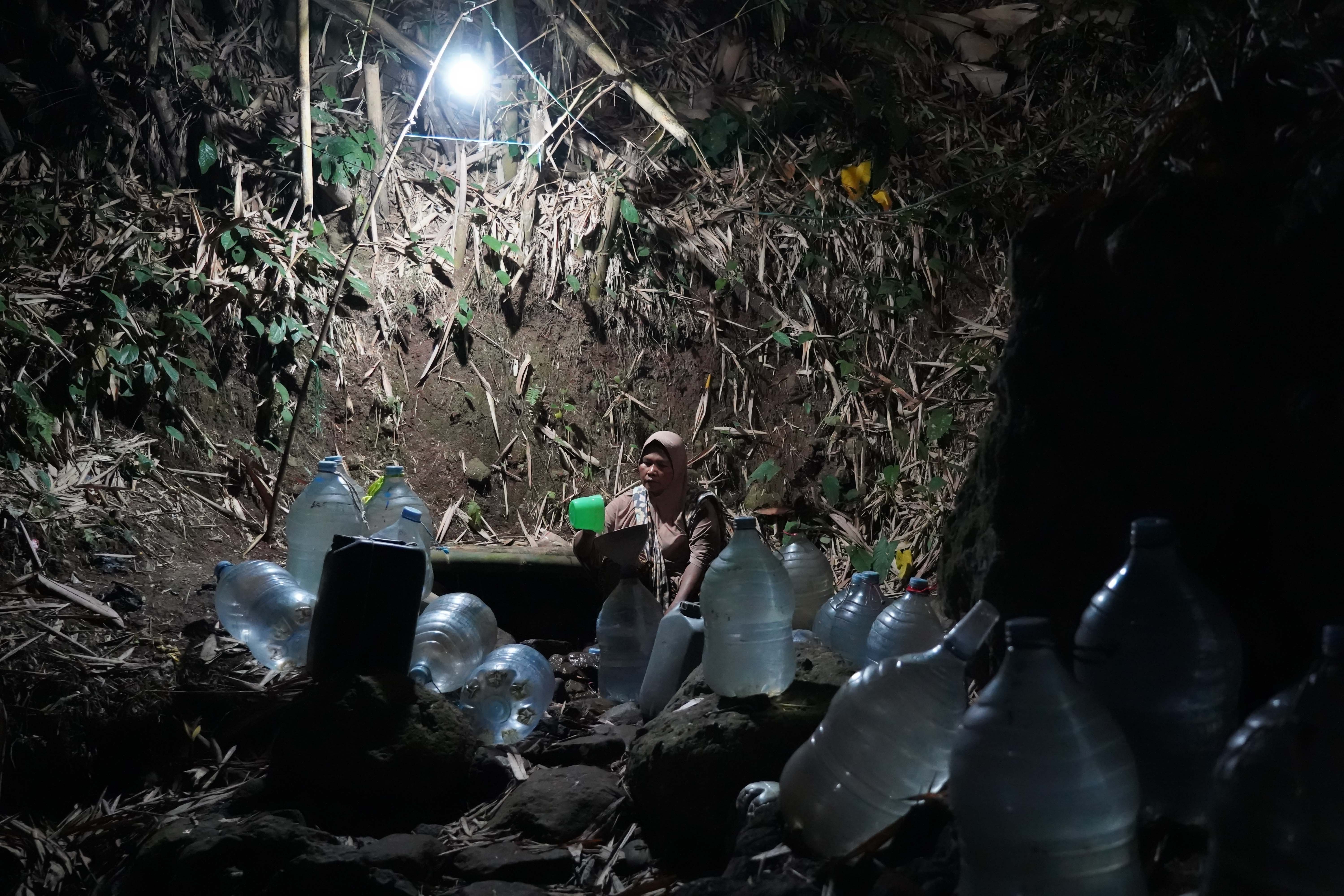 Warga mengisi air ke dalam galon di sumber mata air Sumur Bendung di kawasan Gunung Batur 2, Kelurahan Mekarsari, Kota Cilegon, Banten, Jumat (31/7/2026). Musim kemarau yang melanda wilayah tersebut berdampak pada menyusutnya debit air di sumber mata air sehingga membuat warga harus memasuki kawasan hutan untuk memperoleh air bersih.