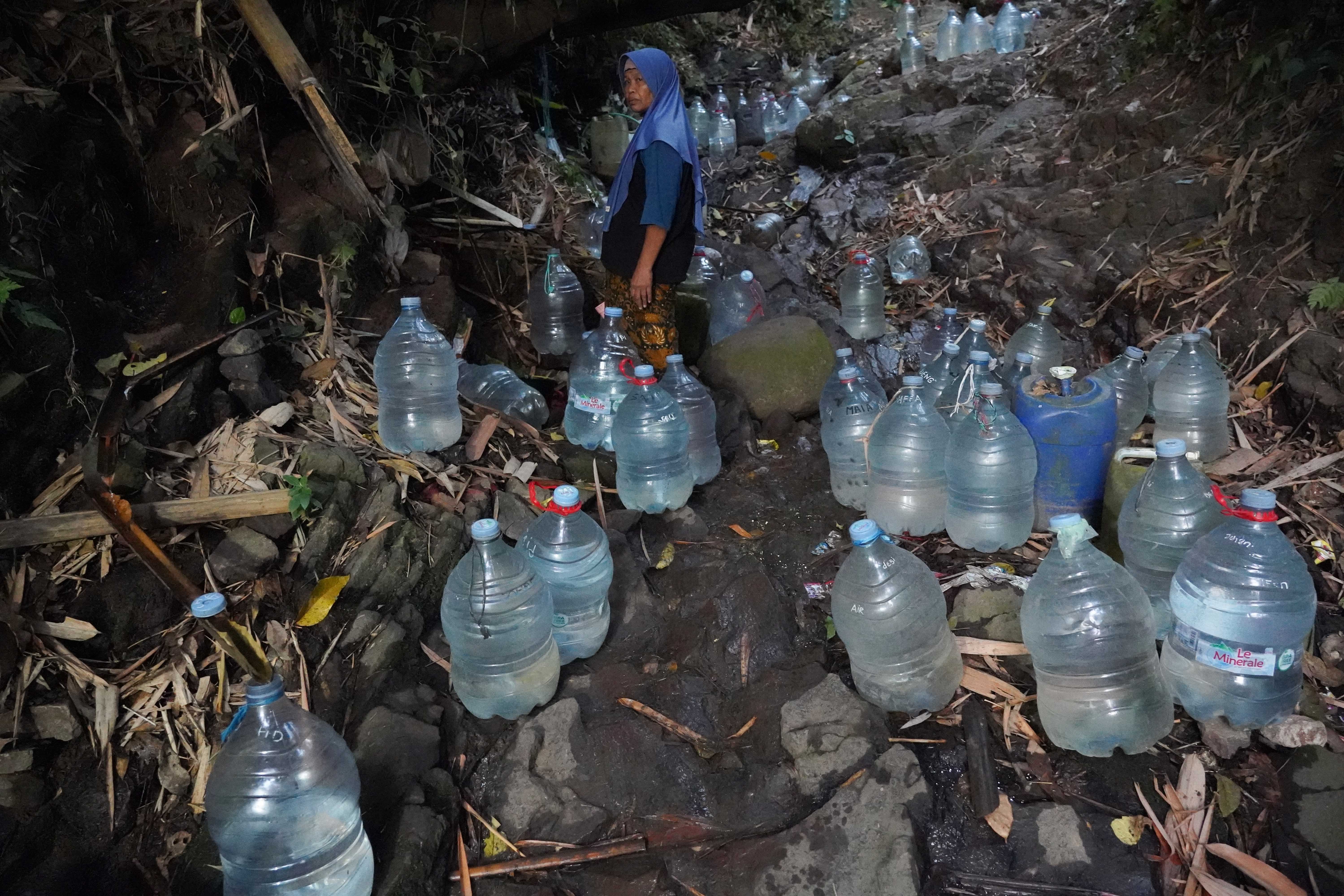 Warga menunggu galon terisi air dari sumber mata air Sumur Bendung di kawasan Gunung Batur 2, Kelurahan Mekarsari, Kota Cilegon, Banten, Jumat (31/7/2026). Musim kemarau yang melanda wilayah tersebut berdampak pada menyusutnya debit air di sumber mata air sehingga membuat warga harus memasuki kawasan hutan untuk memperoleh air bersih.