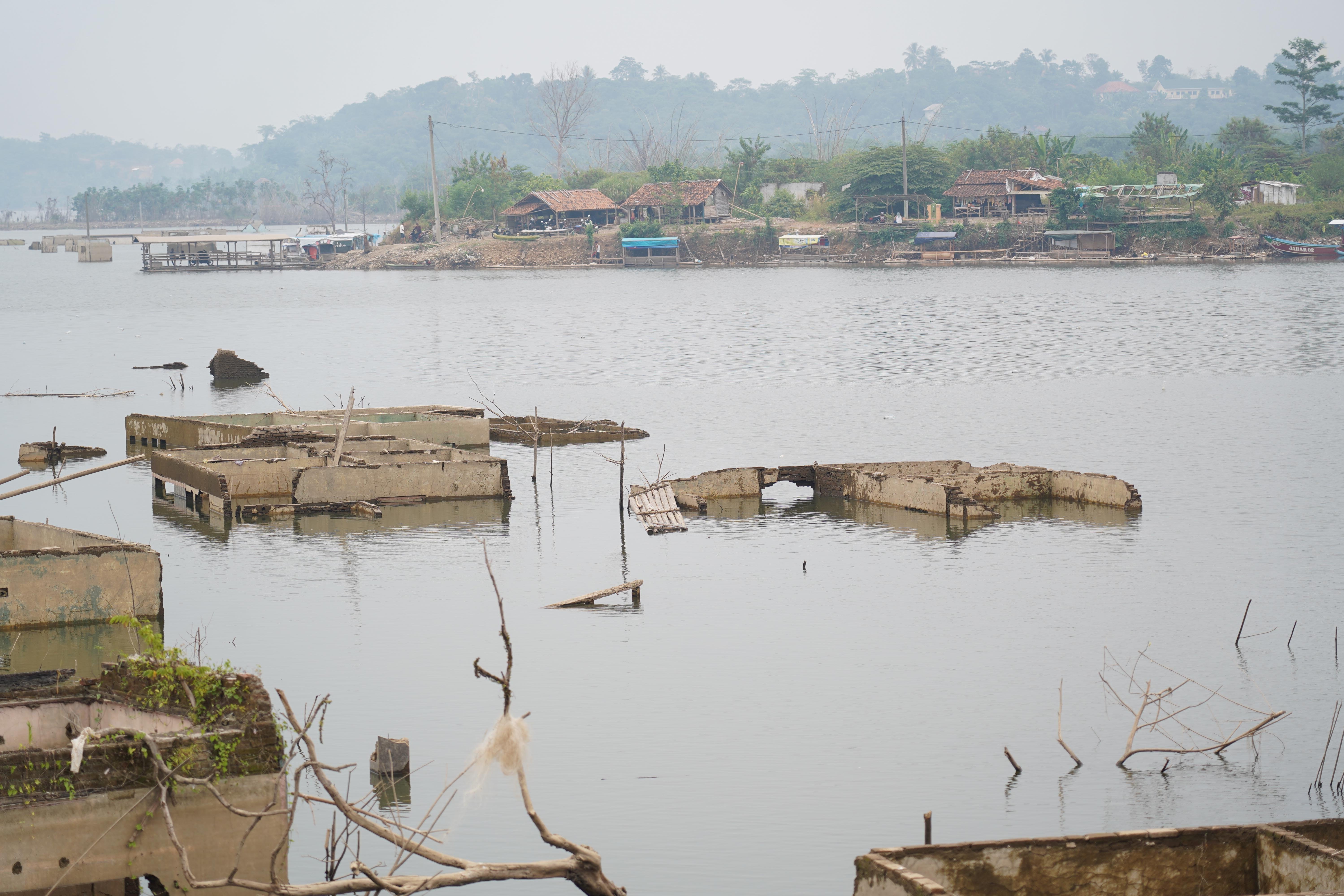 Bekas bangunan rumah yang sebelumnya tenggelam air kini muncul saat Waduk Karian mengering di Lebak, Banten, Jumat (31/7/2026). Berdasarkan keterangan warga setempat musim kemarau yang terjadi dalam satu bulan tekakhir membuat debit air di waduk tersebut mulai menyusut.