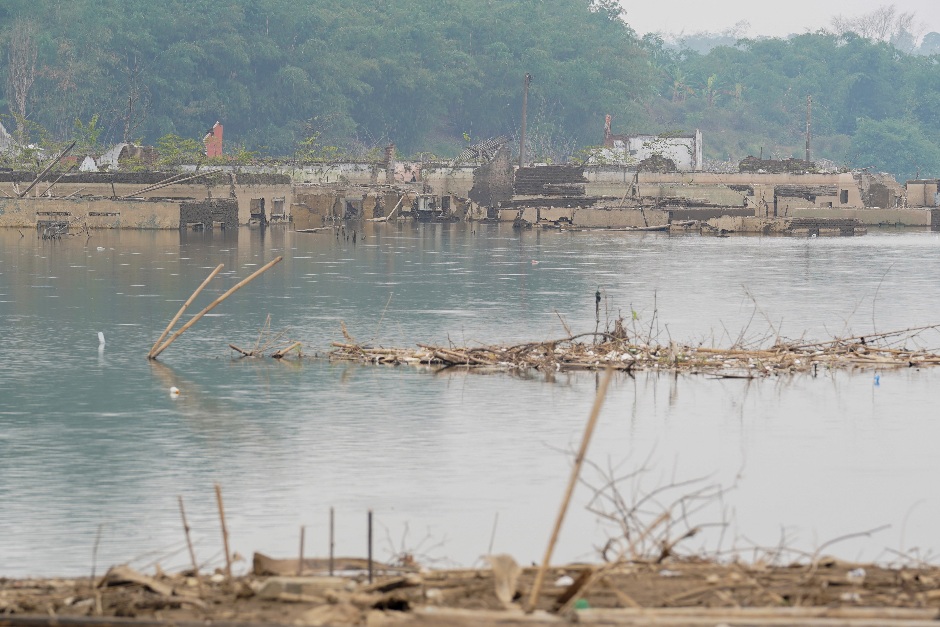 Bekas bangunan rumah yang sebelumnya tenggelam air kini muncul saat Waduk Karian mengering di Lebak, Banten, Jumat (31/7/2026). Berdasarkan keterangan warga setempat musim kemarau yang terjadi dalam satu bulan tekakhir membuat debit air di waduk tersebut mulai menyusut.