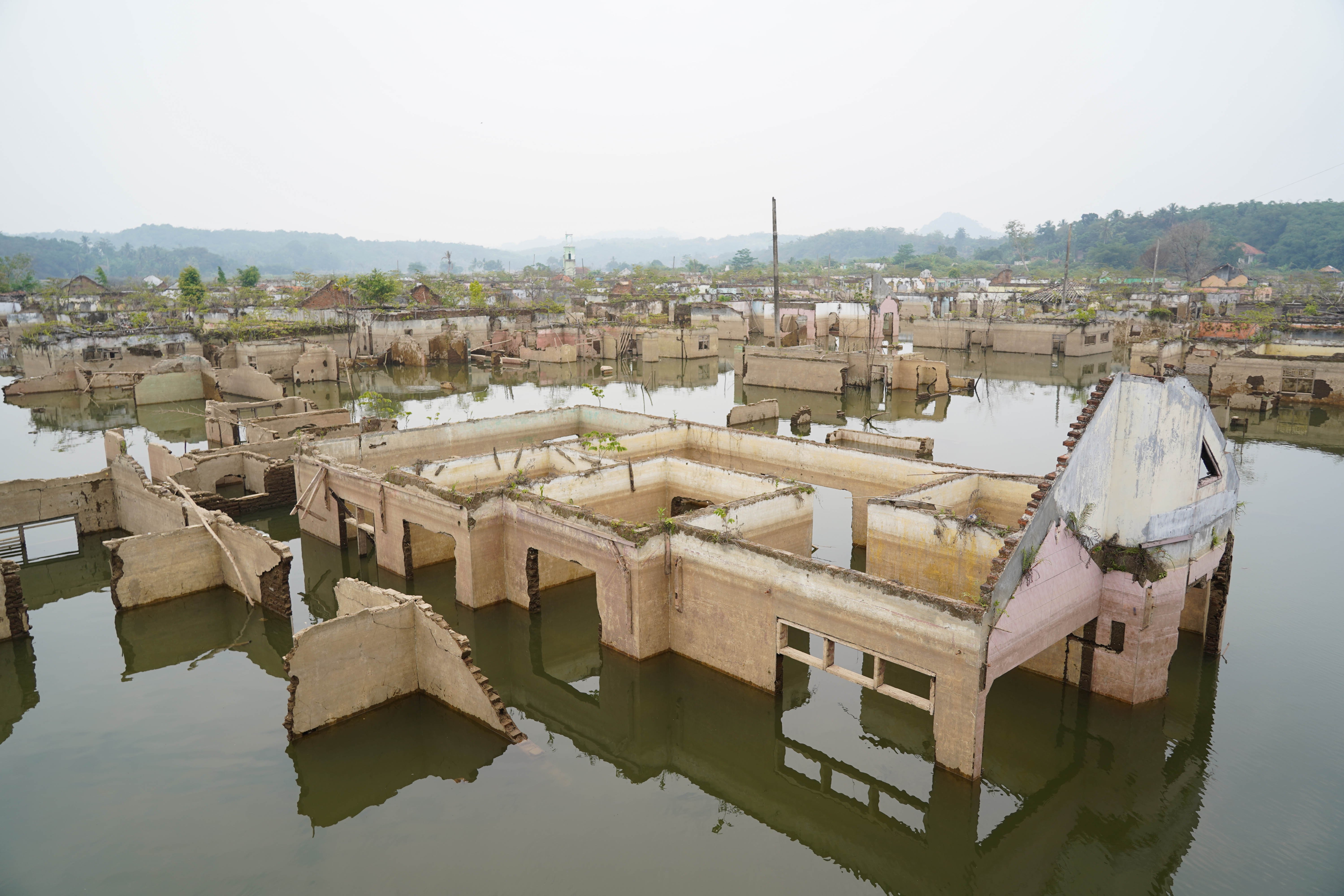 Bekas bangunan rumah yang sebelumnya tenggelam air kini muncul saat Waduk Karian mengering di Lebak, Banten, Jumat (31/7/2026). Berdasarkan keterangan warga setempat musim kemarau yang terjadi dalam satu bulan tekakhir membuat debit air di waduk tersebut mulai menyusut.