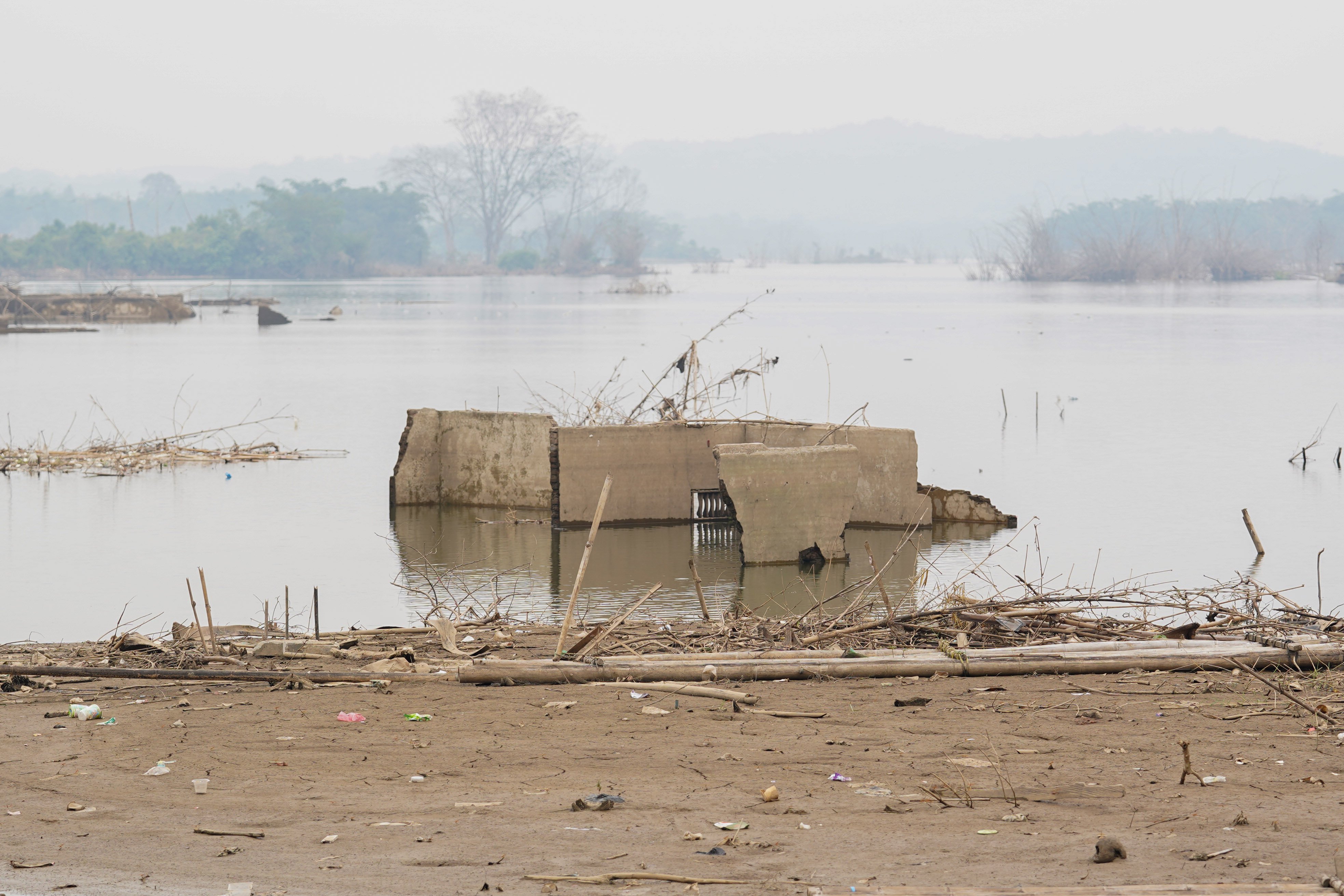 Suasana Waduk Karian yang mengering di Lebak, Banten, Jumat (31/7/2026). Berdasarkan keterangan warga setempat musim kemarau yang terjadi dalam satu bulan tekakhir membuat debit air di waduk tersebut mulai menyusut.