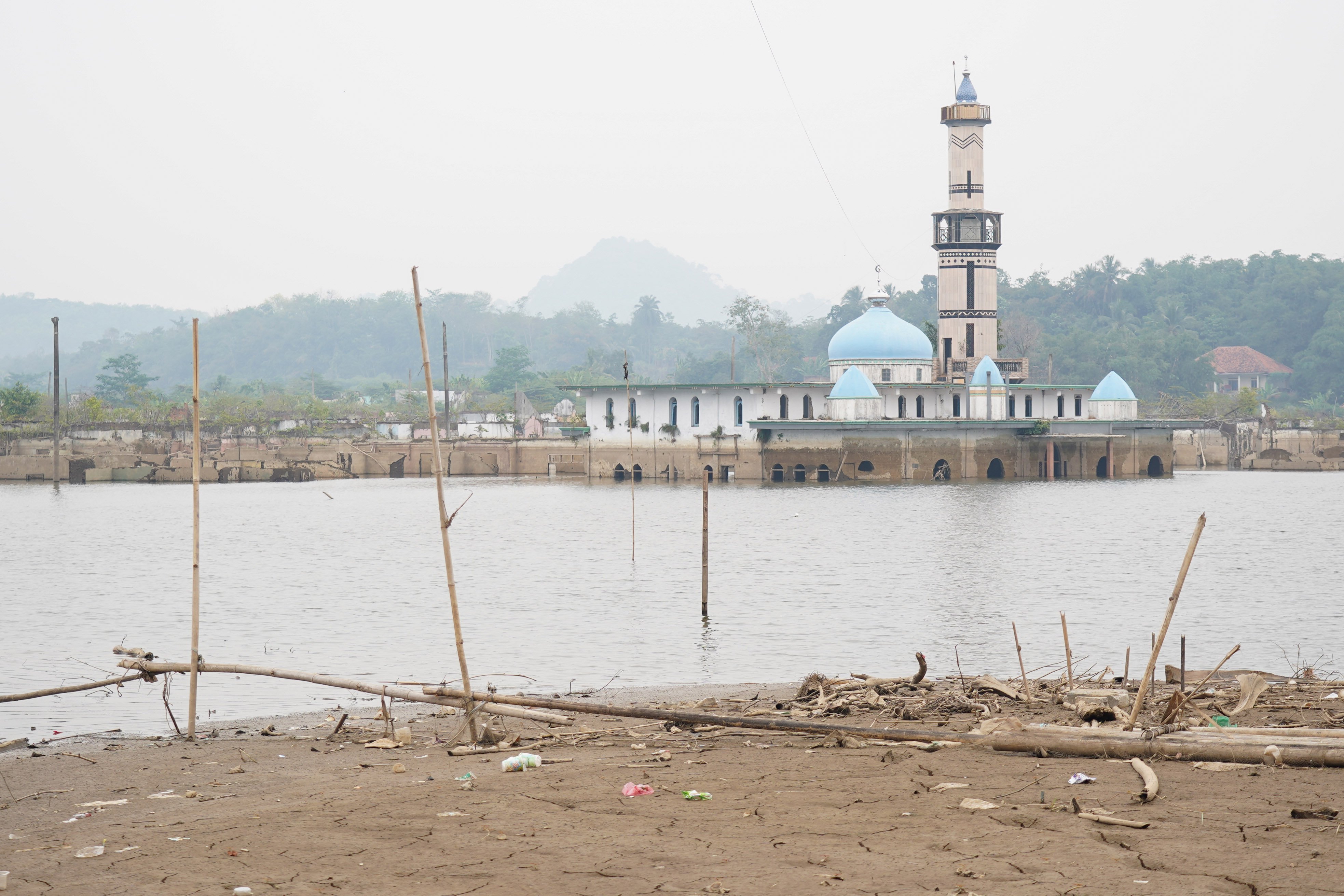 Suasana Waduk Karian yang mengering di Lebak, Banten, Jumat (31/7/2026). Berdasarkan keterangan warga setempat musim kemarau yang terjadi dalam satu bulan tekakhir membuat debit air di waduk tersebut mulai menyusut.
