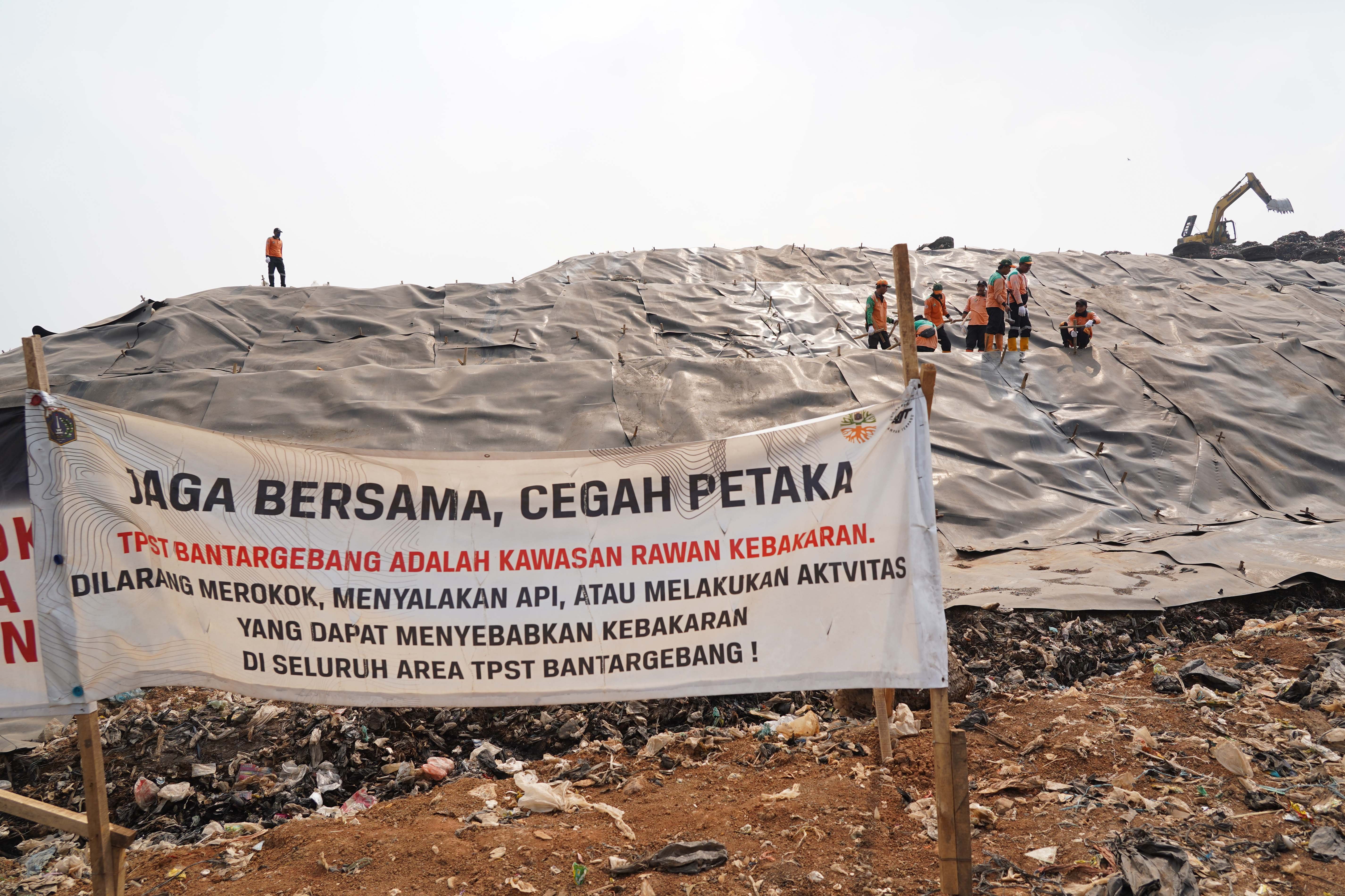 Petugas memasang geomembran untuk menutup tumpukan sampah di Tempat Pengolahan Sampah Terpadu (TPST) Bantargebang, Kota Bekasi, Jawa Barat, Selasa (4/8/2026). Pemasangan plastik kedap air tersebut merupakan transisi sistem pengolahan sampah dari praktik open dumping menuju controlled landfill yang ditargetkan sepenuhnya diterapkan pada 2029 untuk melindungi area timbunan dan mengurangi cemaran air lindi ke lingkungan.