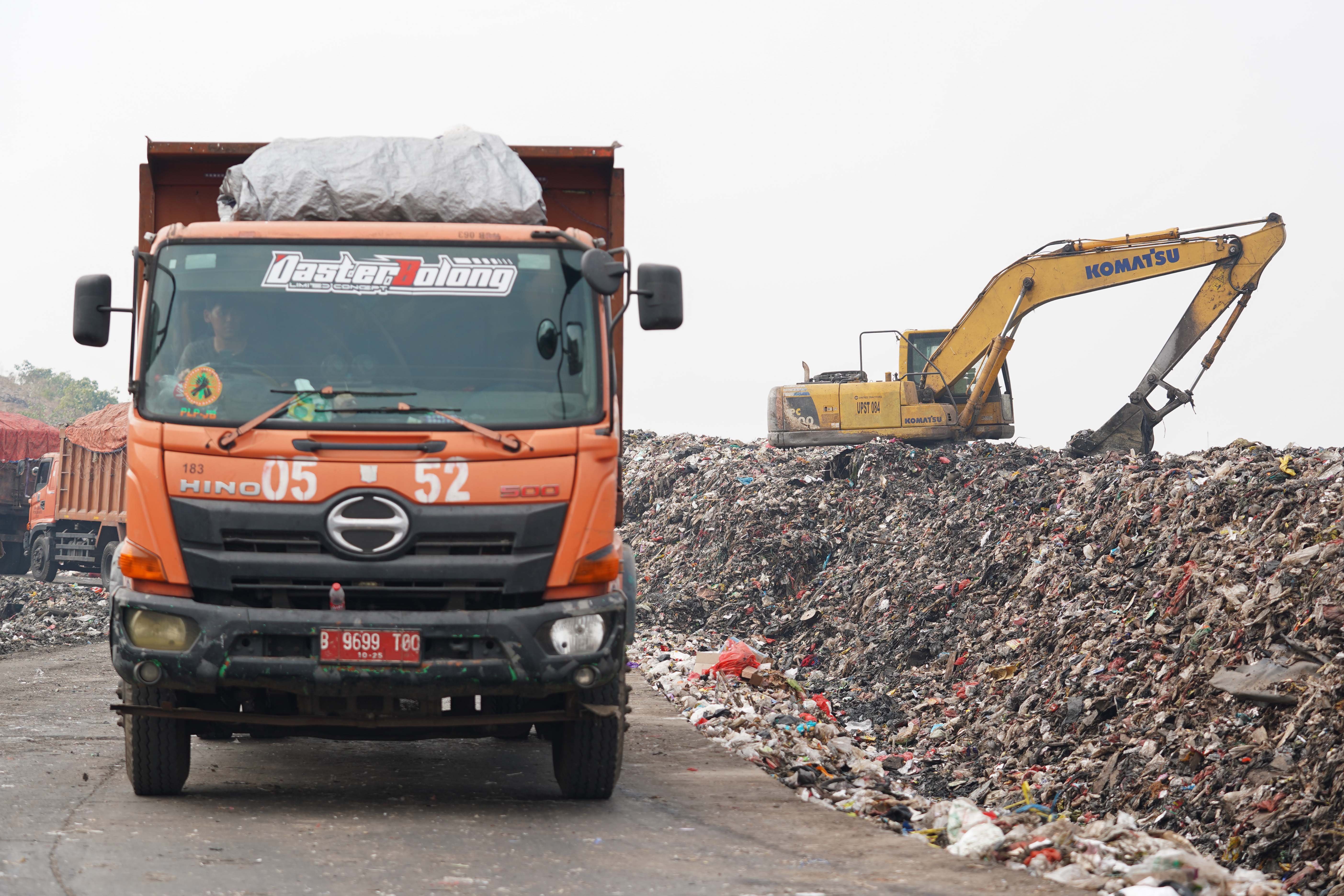 Truk pengangkut sampah melintas di Tempat Pengolahan Sampah Terpadu (TPST) Bantargebang, Kota Bekasi, Jawa Barat, Selasa (4/8/2026). Pemprov DKI Jakarta tengah melakukan transisi sistem pengolahan sampah di TPST Bantargebang dari praktik open dumping menuju controlled landfill yang ditargetkan sepenuhnya diterapkan pada 2029.