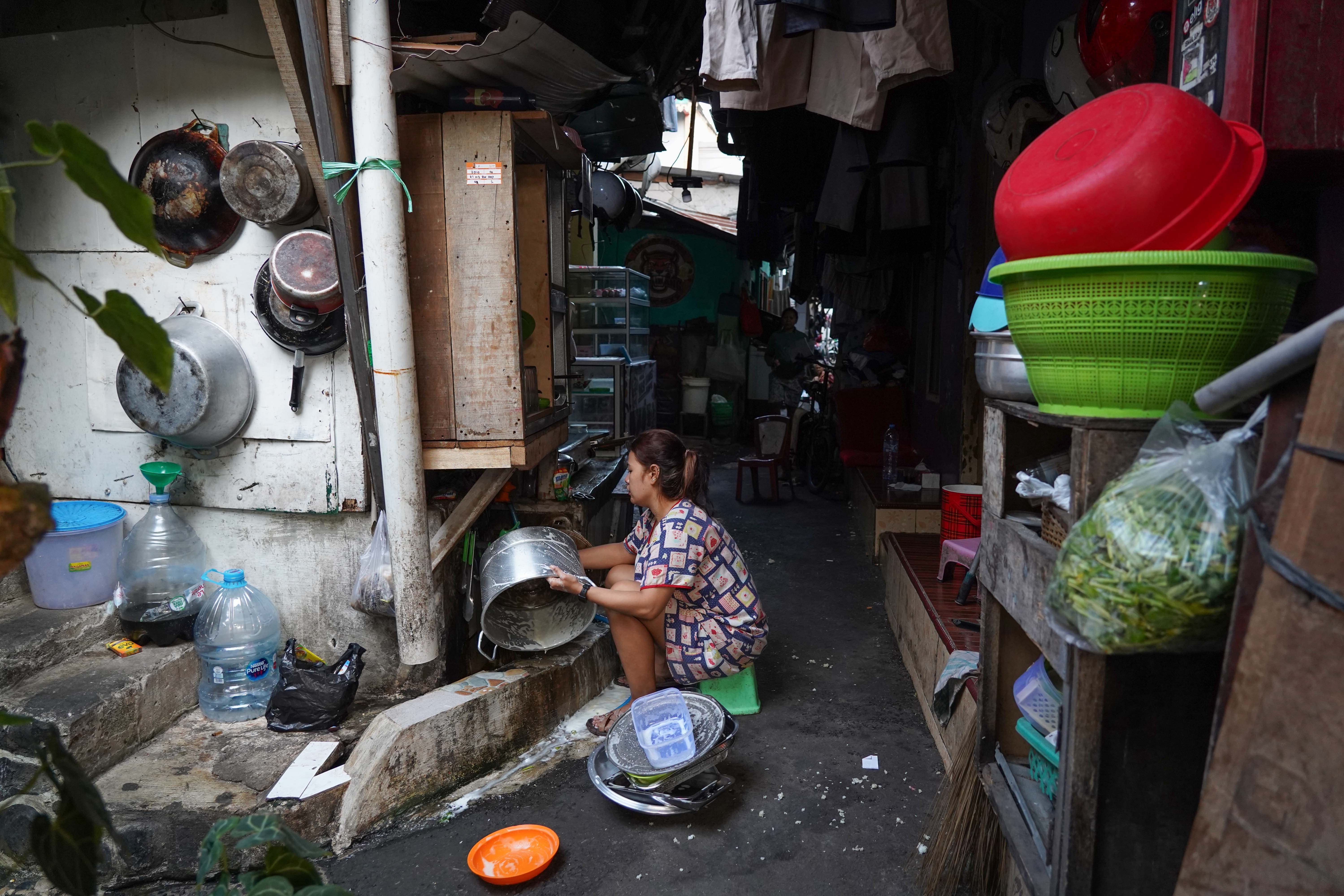 Warga mencuci perabotan di permukiman kawasan Petamburan, Tanah Abang, Jakarta, Rabu (5/8/2026). Badan Pusat Statistik (BPS) mencatat pada Maret 2026 jumlah penduduk miskin di Indonesia sebanyak 22,93 juta orang atau berkurang 430 ribu orang dibandingkan dengan bulan September 2025.