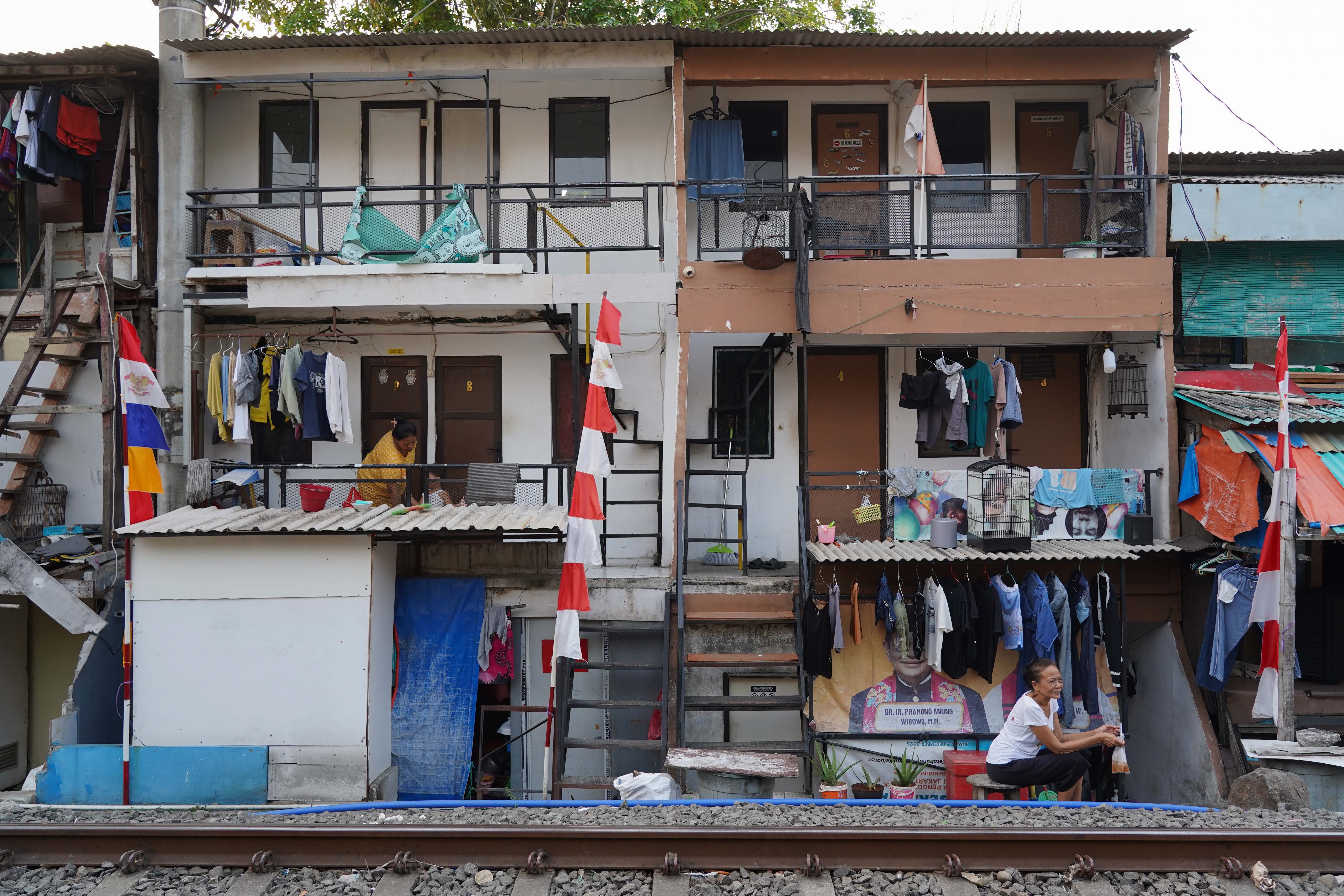 Warga berada di depan rumahnya di permukiman kawasan Petamburan, Tanah Abang, Jakarta, Rabu (5/8/2026). Badan Pusat Statistik (BPS) mencatat pada Maret 2026 jumlah penduduk miskin di Indonesia sebanyak 22,93 juta orang atau berkurang 430 ribu orang dibandingkan dengan bulan September 2025.
