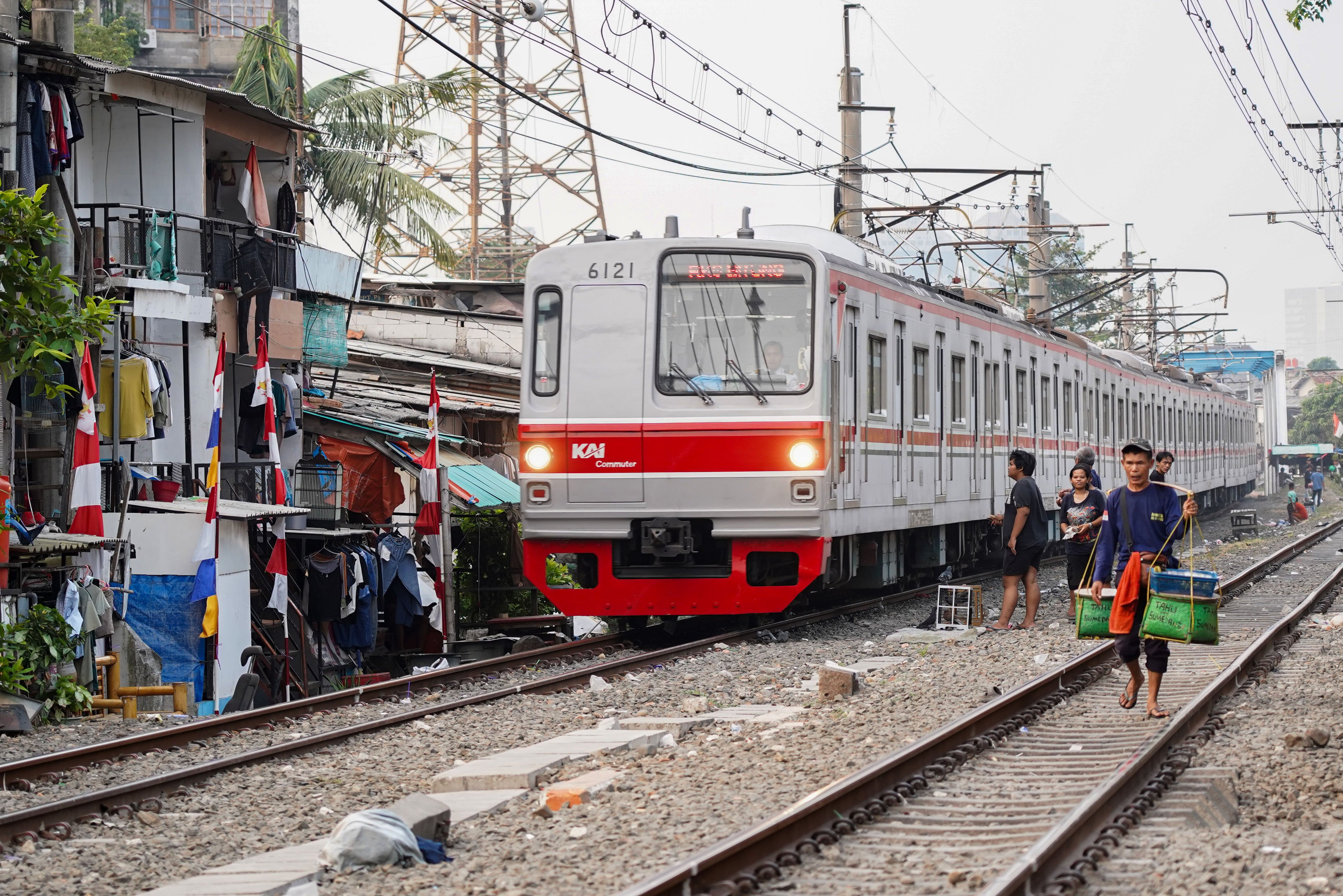 Warga beraktivitas di permukiman kawasan Petamburan, Tanah Abang, Jakarta, Rabu (5/8/2026). Badan Pusat Statistik (BPS) mencatat pada Maret 2026 jumlah penduduk miskin di Indonesia sebanyak 22,93 juta orang atau berkurang 430 ribu orang dibandingkan dengan bulan September 2025.