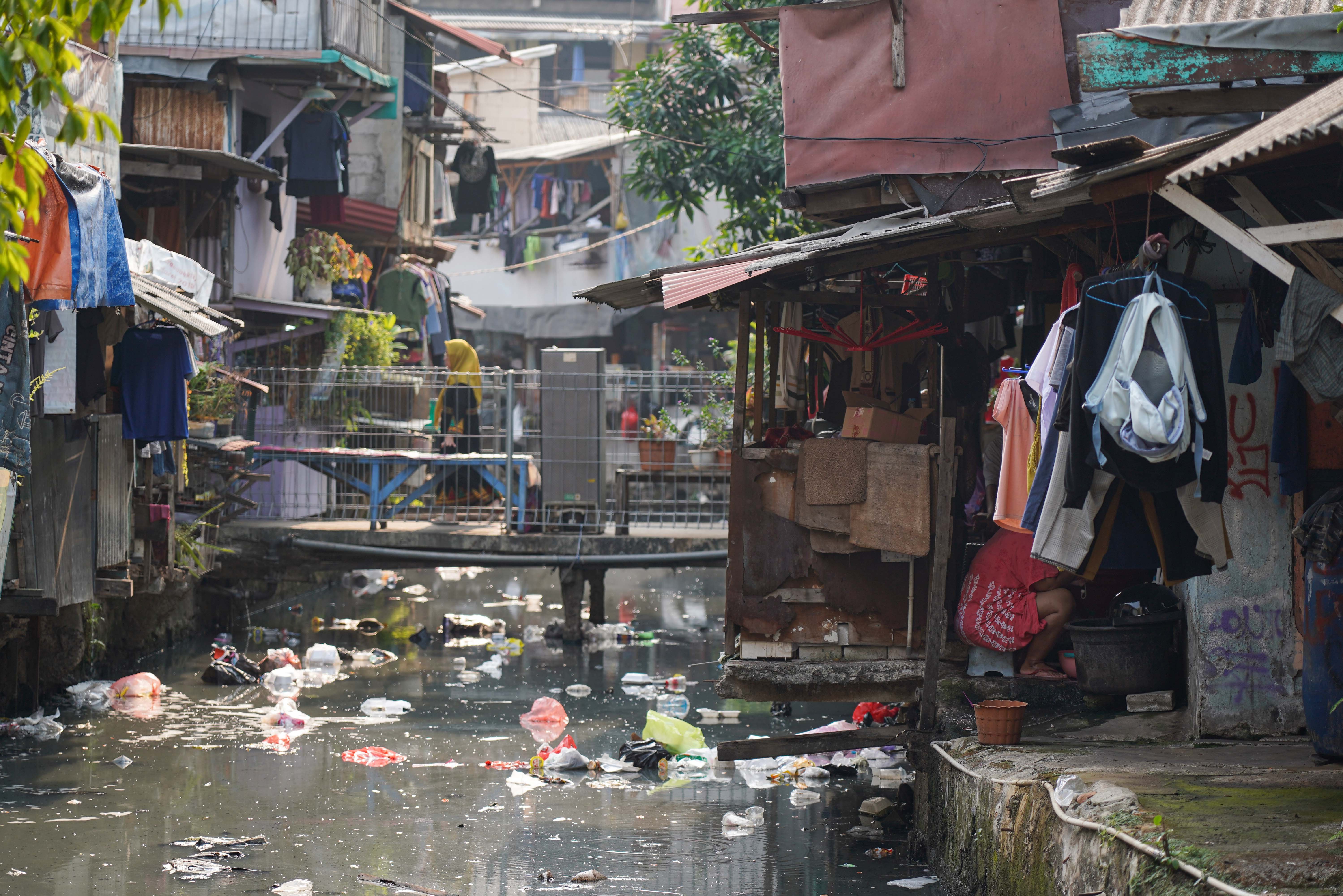 Warga berjalan di permukiman kawasan Kebon Kacang, Tanah Abang, Jakarta, Rabu (5/8/2026). Badan Pusat Statistik (BPS) mencatat pada Maret 2026 jumlah penduduk miskin di Indonesia sebanyak 22,93 juta orang atau berkurang 430 ribu orang dibandingkan dengan bulan September 2025.