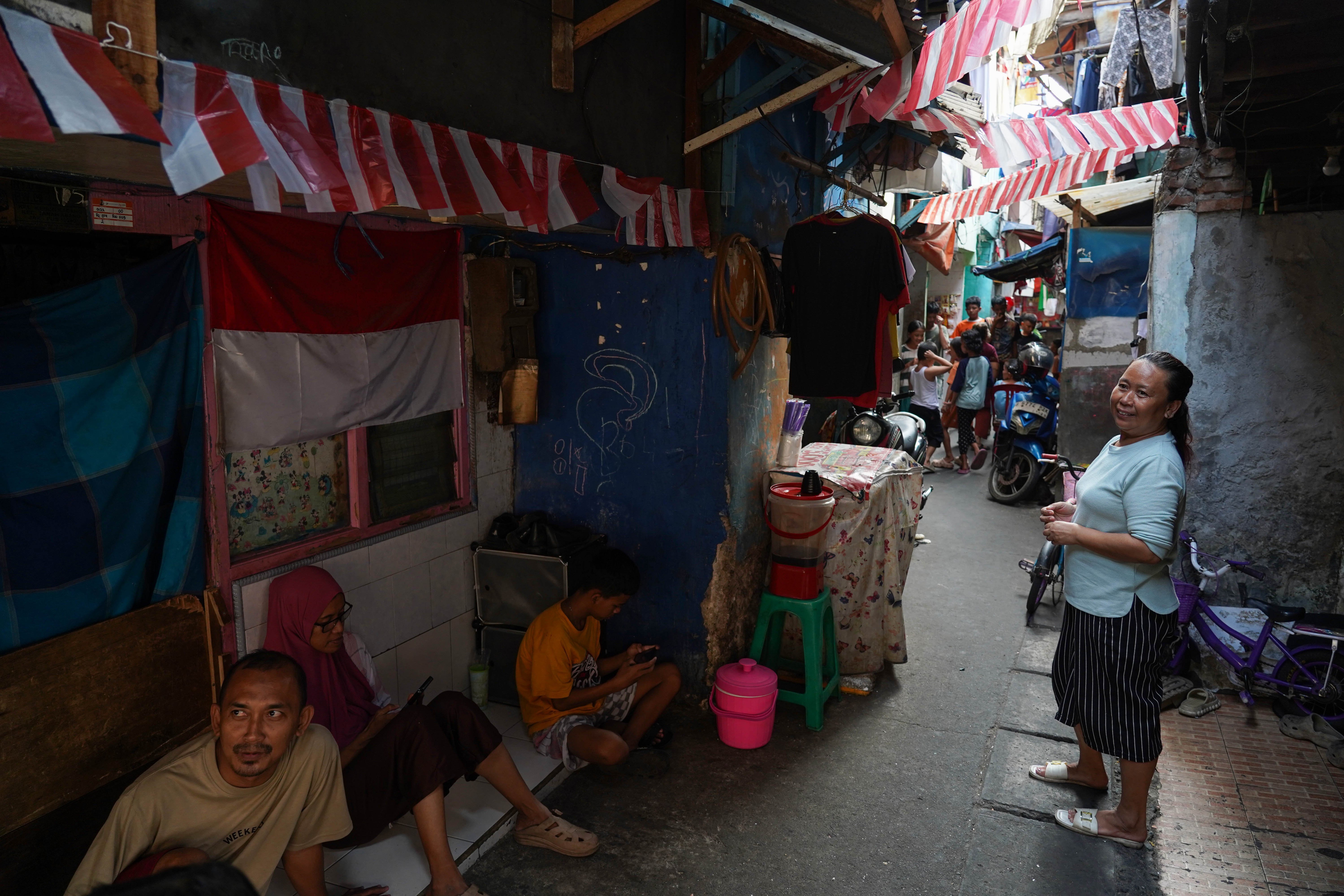 Warga beraktivitas di permukiman kawasan Kebon Kacang, Tanah Abang, Jakarta, Rabu (5/8/2026). Badan Pusat Statistik (BPS) mencatat pada Maret 2026 jumlah penduduk miskin di Indonesia sebanyak 22,93 juta orang atau berkurang 430 ribu orang dibandingkan dengan bulan September 2025.