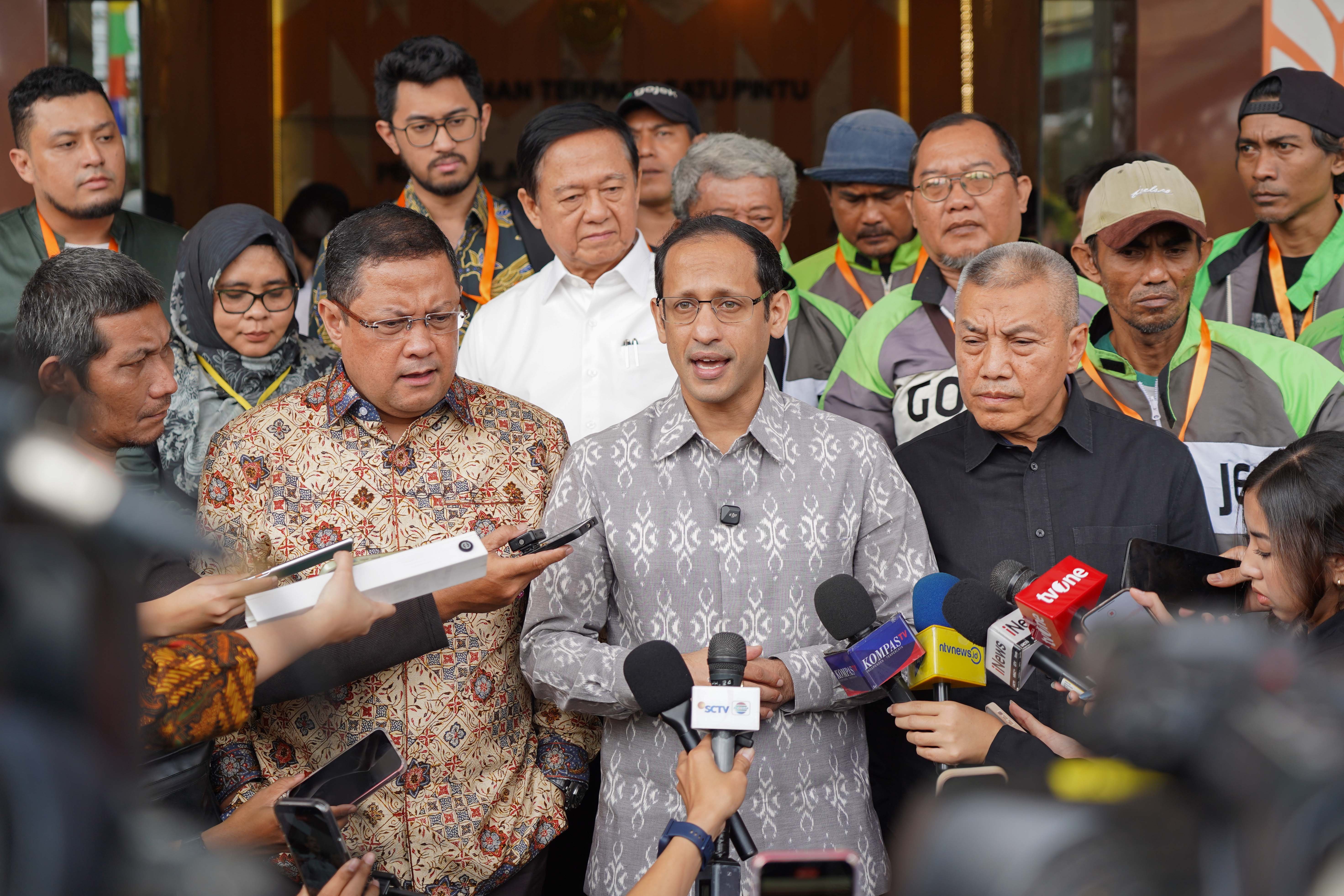 Terdakwa kasus dugaan korupsi pengadaan Chromebook dalam program digitalisasi pendidikan di Kemendikbudristek Nadiem Anwar Makarim (tengah) menyampaikan keterangan kepada wartawan usai menjalani sidang banding di Pengadilan Tinggi DKI Jakarta, Rabu (5/8/2026). Dalam sidang perdana ini pihak Nadiem menyampaikan 14 memori yang dikelompokkan menjadi tiga isu yakni isu konflik kepentingan, pertanggungjawaban korporasi, dan kerugian negara.