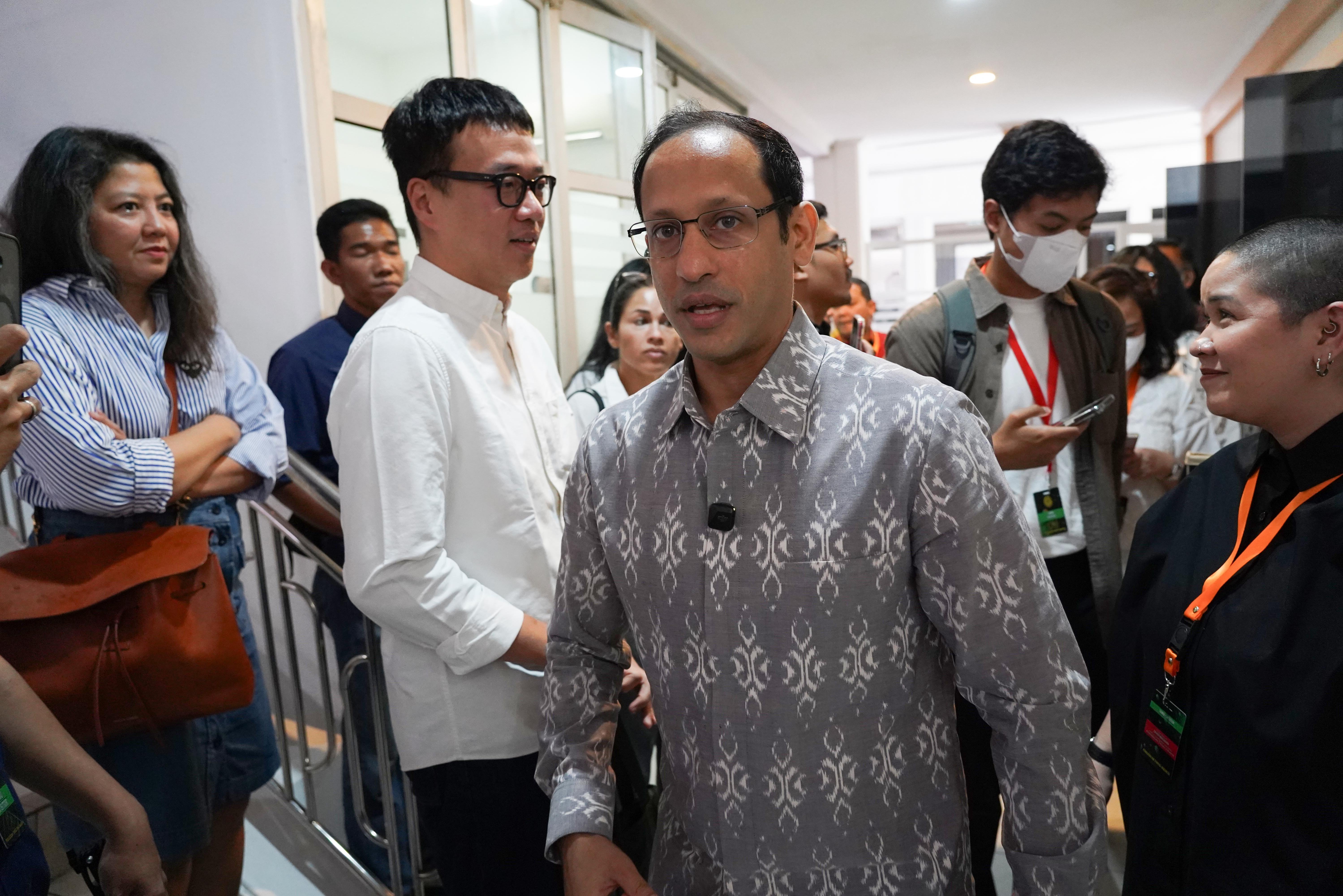 Terdakwa kasus dugaan korupsi pengadaan Chromebook dalam program digitalisasi pendidikan di Kemendikbudristek Nadiem Anwar Makarim (tengah) berjalan meninggalkan ruangan usai menjalani sidang banding di Pengadilan Tinggi DKI Jakarta, Rabu (5/8/2026). Dalam sidang perdana ini pihak Nadiem menyampaikan 14 memori yang dikelompokkan menjadi tiga isu yakni isu konflik kepentingan, pertanggungjawaban korporasi, dan kerugian negara. 