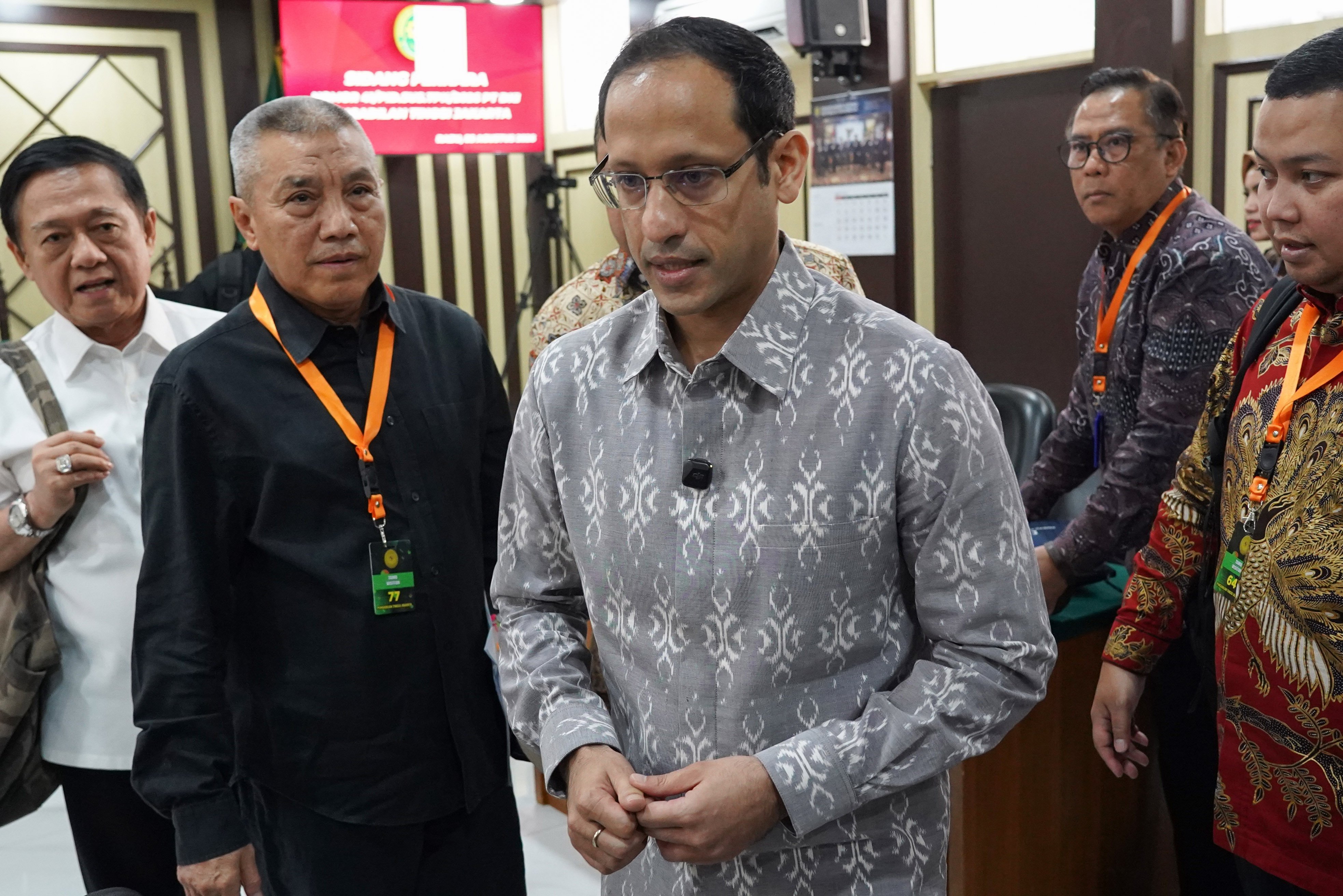 Terdakwa kasus dugaan korupsi pengadaan Chromebook dalam program digitalisasi pendidikan di Kemendikbudristek Nadiem Anwar Makarim (tengah) berjalan meninggalkan ruangan usai menjalani sidang banding di Pengadilan Tinggi DKI Jakarta, Rabu (5/8/2026). Dalam sidang perdana ini pihak Nadiem menyampaikan 14 memori yang dikelompokkan menjadi tiga isu yakni isu konflik kepentingan, pertanggungjawaban korporasi, dan kerugian negara. 