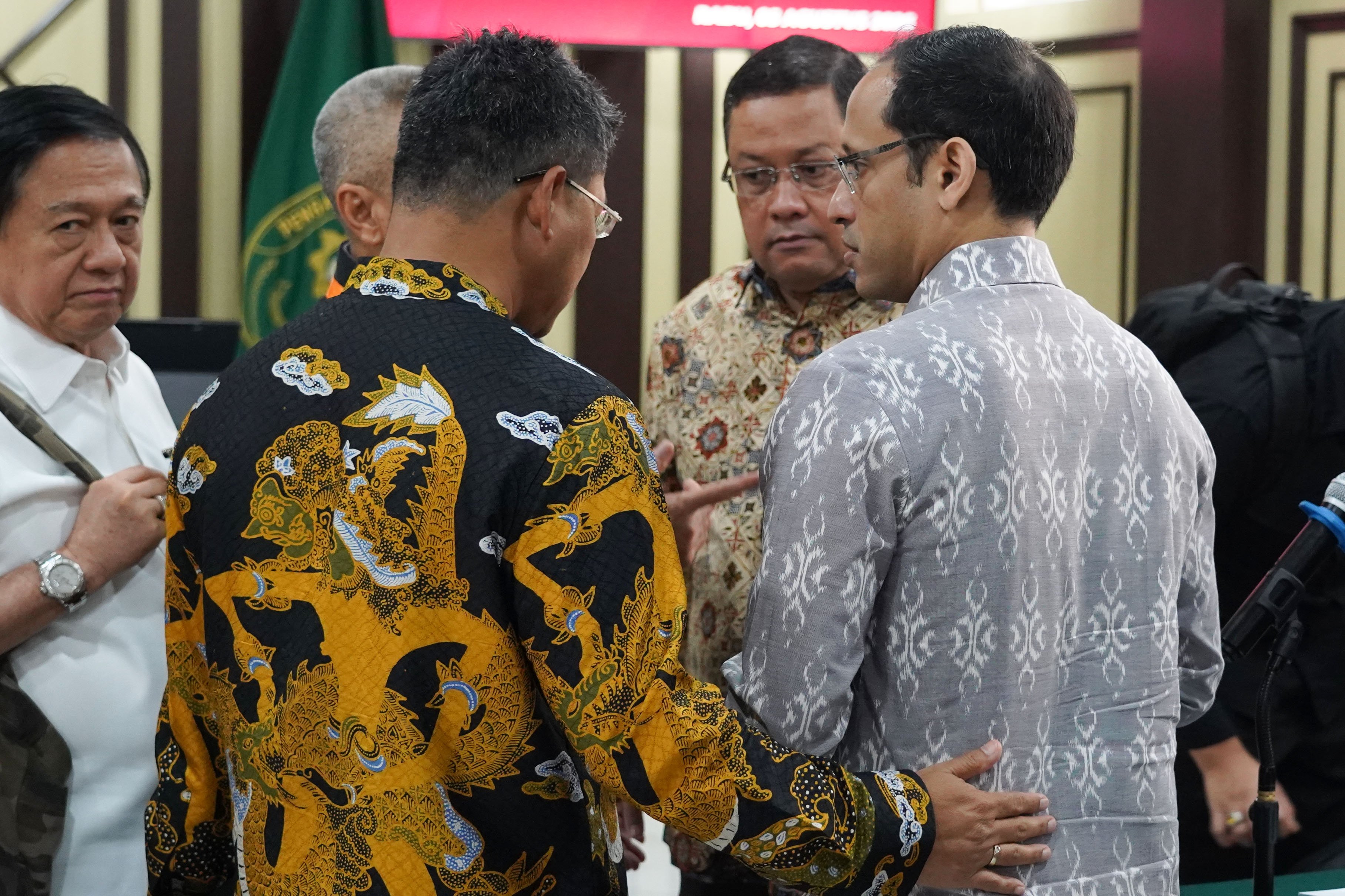 Terdakwa kasus dugaan korupsi pengadaan Chromebook dalam program digitalisasi pendidikan di Kemendikbudristek Nadiem Anwar Makarim (kanan) berdiskusi dengan kuasa hukumnya usai menjalani sidang banding di Pengadilan Tinggi DKI Jakarta, Rabu (5/8/2026). Dalam sidang perdana ini pihak Nadiem menyampaikan 14 memori yang dikelompokkan menjadi tiga isu yakni isu konflik kepentingan, pertanggungjawaban korporasi, dan kerugian negara.