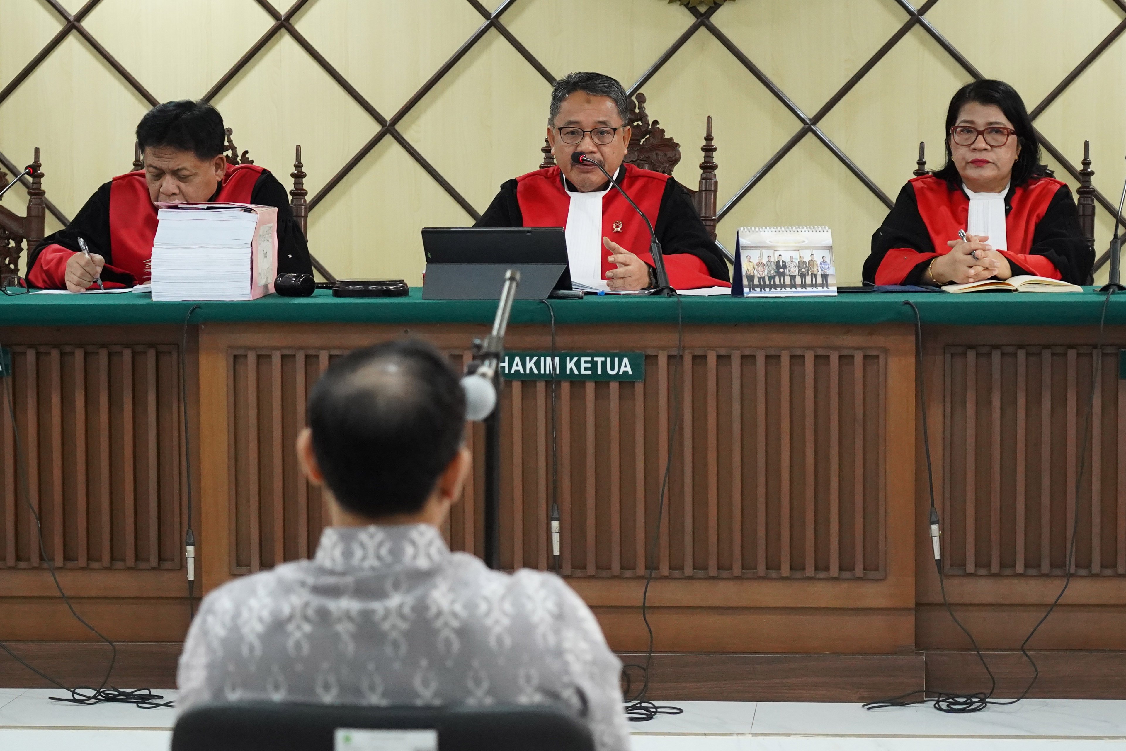 Ketua Majelis Hakim Subachran Hardi Mulyana (tengah) memimpin jalannya sidang banding terdakwa kasus dugaan korupsi pengadaan Chromebook dalam program digitalisasi pendidikan di Kemendikbudristek Nadiem Anwar Makarim di Pengadilan Tinggi DKI Jakarta, Rabu (5/8/2026). Dalam sidang perdana ini pihak Nadiem menyampaikan 14 memori yang dikelompokkan menjadi tiga isu yakni isu konflik kepentingan, pertanggungjawaban korporasi, dan kerugian negara.