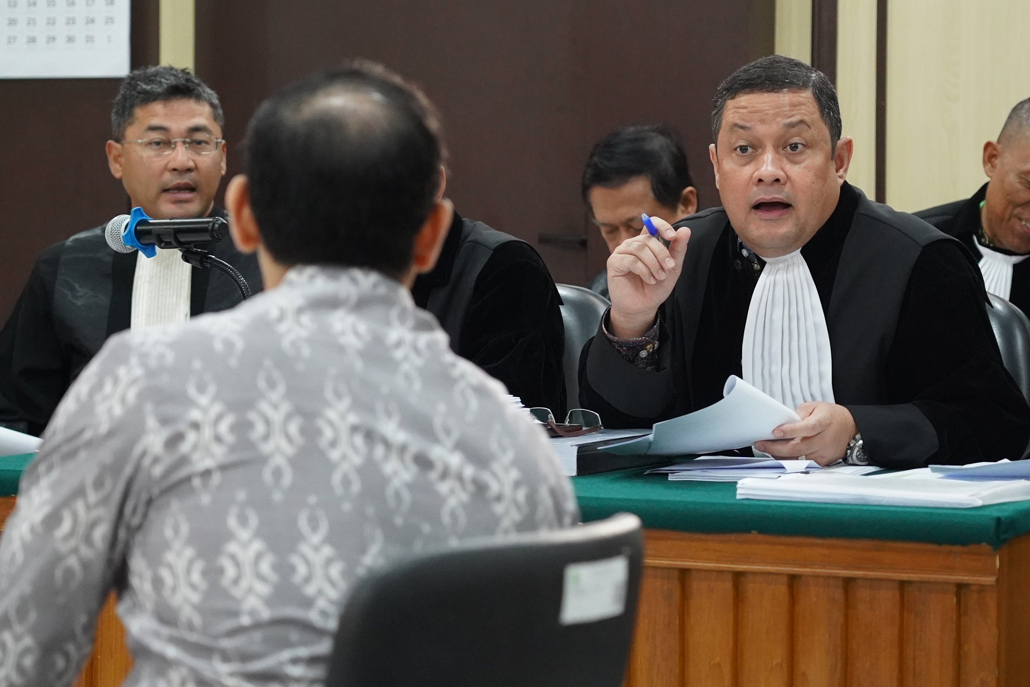 Kuasa Hukum Terdakwa kasus dugaan korupsi pengadaan Chromebook dalam program digitalisasi pendidikan di Kemendikbudristek Nadiem Anwar Makarim, Ari Yusuf Amir menyampaikan penjelasan saat mendampingi kliennya pada sidang banding di Pengadilan Tinggi DKI Jakarta, Rabu (5/8/2026). Dalam sidang perdana ini pihak Nadiem menyampaikan 14 memori yang dikelompokkan menjadi tiga isu yakni isu konflik kepentingan, pertanggungjawaban korporasi, dan kerugian negara.