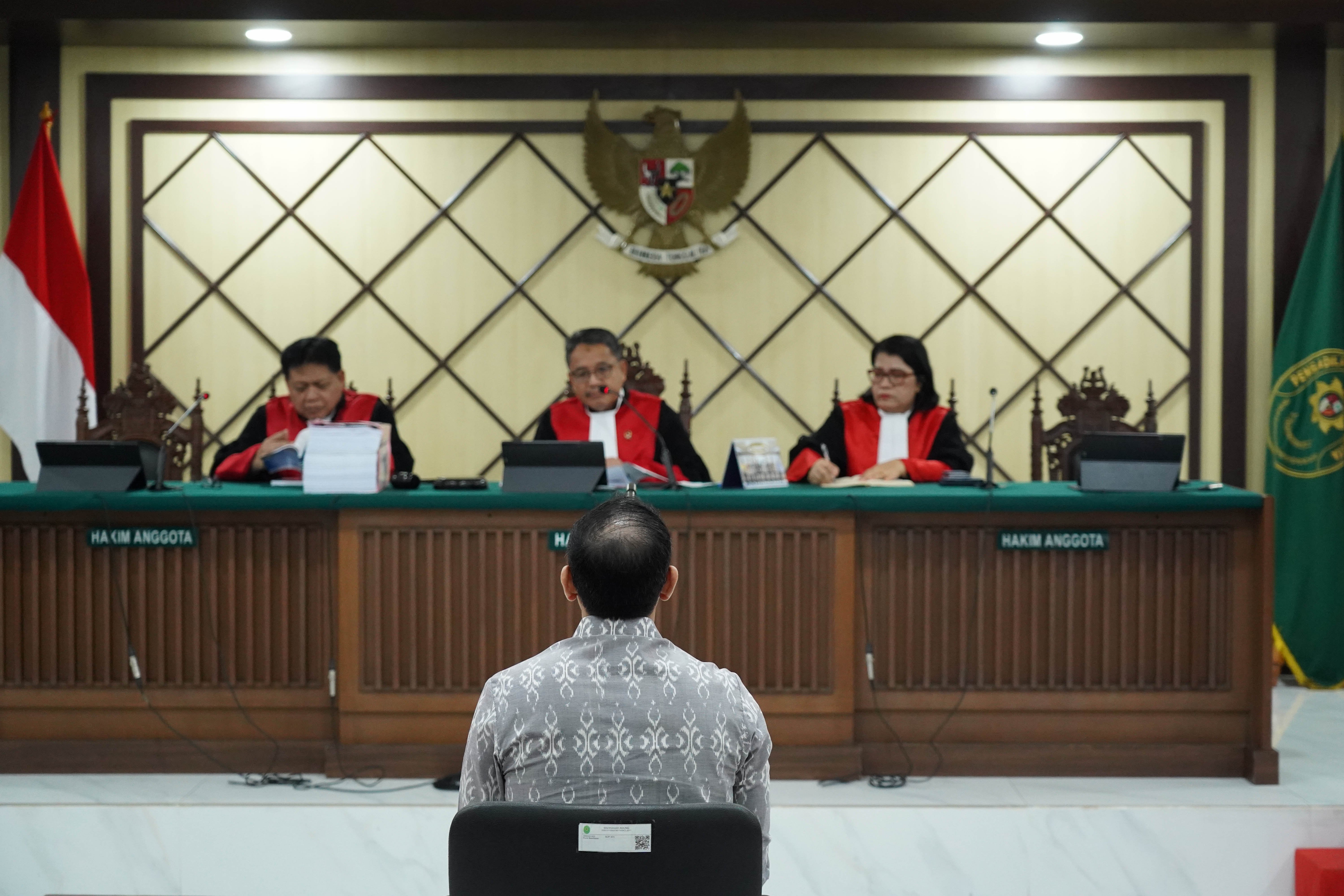 Terdakwa kasus dugaan korupsi pengadaan Chromebook dalam program digitalisasi pendidikan di Kemendikbudristek Nadiem Anwar Makarim menjalani sidang banding di Pengadilan Tinggi DKI Jakarta, Rabu (5/8/2026). Dalam sidang perdana ini pihak Nadiem menyampaikan 14 memori yang dikelompokkan menjadi tiga isu yakni isu konflik kepentingan, pertanggungjawaban korporasi, dan kerugian negara. 