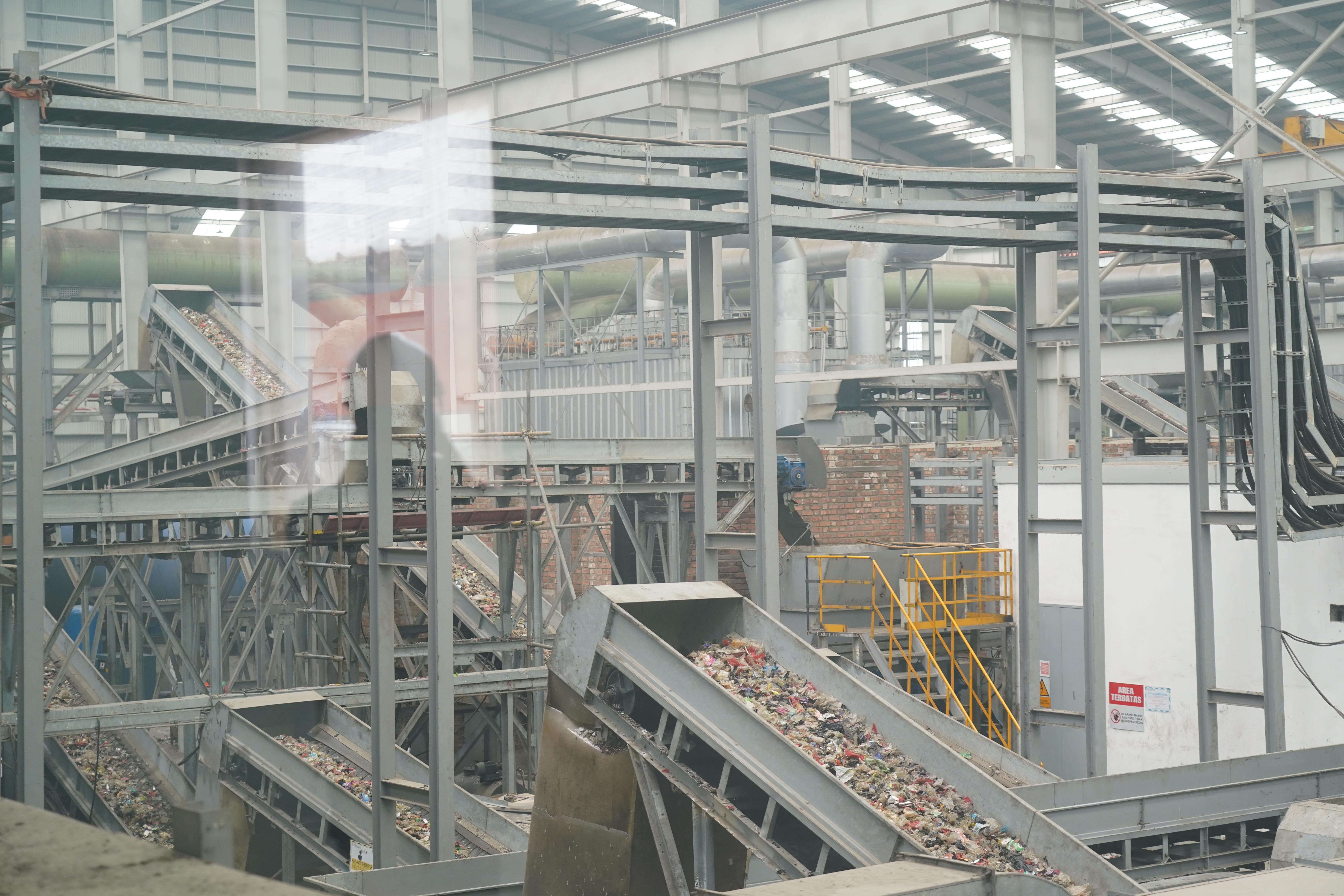 Sampah yang diolah di Refuse Derived Fuel (RDF) Plant Rorotan, Jakarta Utara, Senin (10/8/2026). Fasilitas pengolahan sampah yang mampu mengolah 2.500 ton sampah organik dan anorganik yang sudah dipilah ini dapat menghasilkan produk berupa RDF sebanyak 875 ton per harinya untuk digunakan sebagai bahan bakar alternatif atau sumber energi terbarukan.