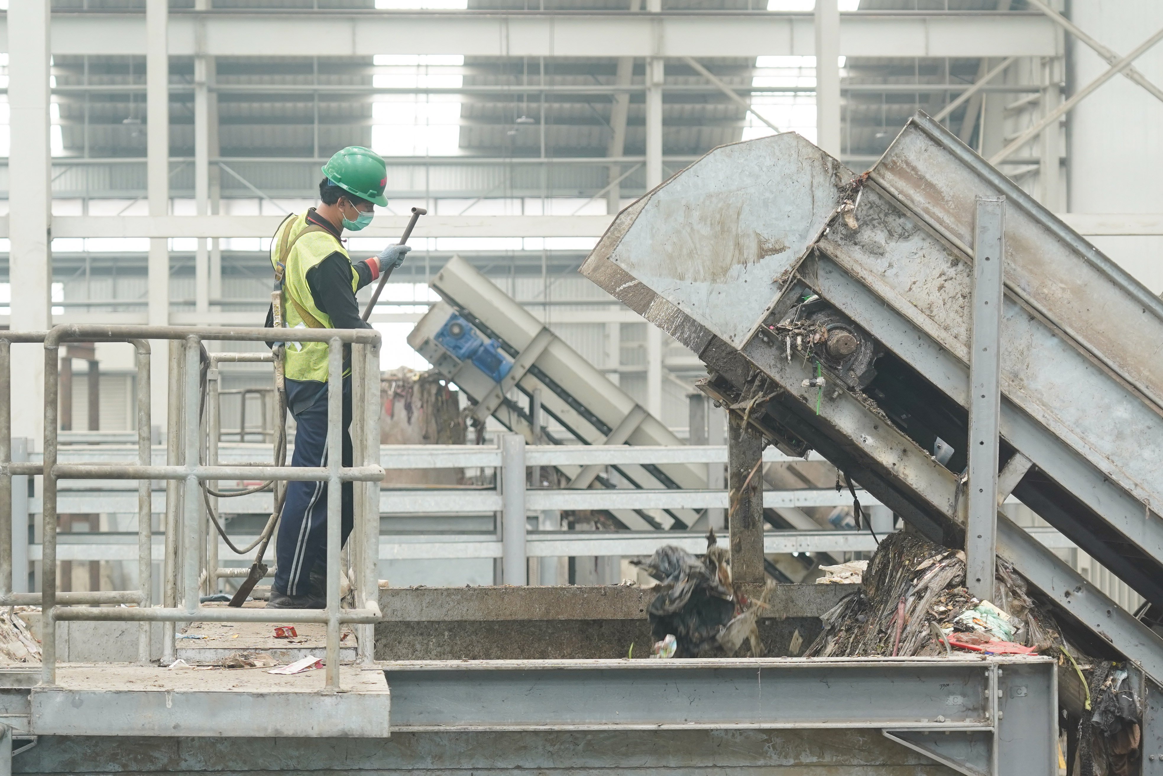 Pekerja memantau proses pengolahan sampah di Refuse Derived Fuel (RDF) Plant Rorotan, Jakarta Utara, Senin (10/8/2026). Fasilitas pengolahan sampah yang mampu mengolah 2.500 ton sampah organik dan anorganik yang sudah dipilah ini dapat menghasilkan produk berupa RDF sebanyak 875 ton per harinya untuk digunakan sebagai bahan bakar alternatif atau sumber energi terbarukan.