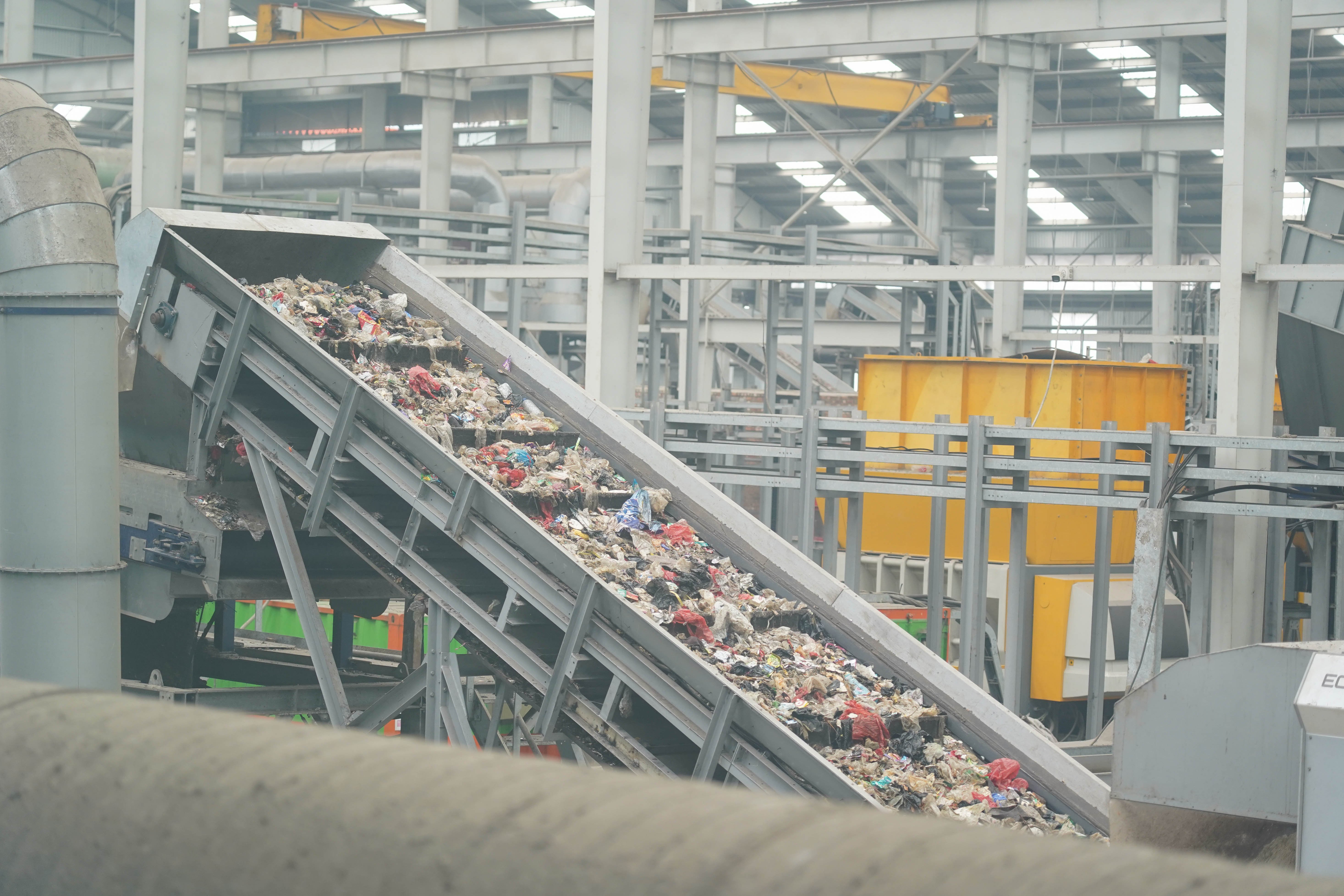Sampah yang diolah di Refuse Derived Fuel (RDF) Plant Rorotan, Jakarta Utara, Senin (10/8/2026). Fasilitas pengolahan sampah yang mampu mengolah 2.500 ton sampah organik dan anorganik yang sudah dipilah ini dapat menghasilkan produk berupa RDF sebanyak 875 ton per harinya untuk digunakan sebagai bahan bakar alternatif atau sumber energi terbarukan.