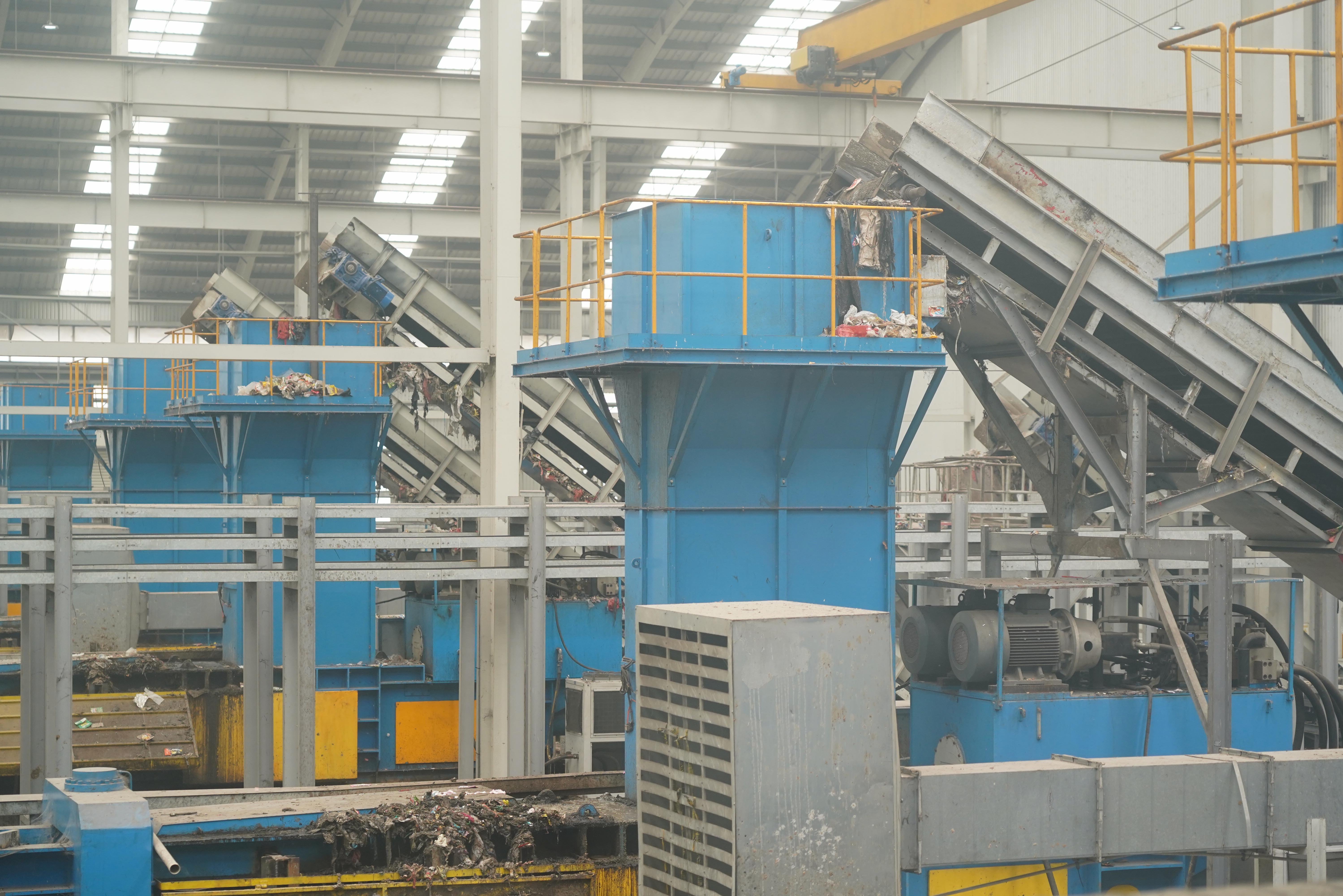 Suasana pengolahan sampah di Refuse Derived Fuel (RDF) Plant Rorotan, Jakarta Utara, Senin (10/8/2026). Fasilitas pengolahan sampah yang mampu mengolah 2.500 ton sampah organik dan anorganik yang sudah dipilah ini dapat menghasilkan produk berupa RDF sebanyak 875 ton per harinya untuk digunakan sebagai bahan bakar alternatif atau sumber energi terbarukan.