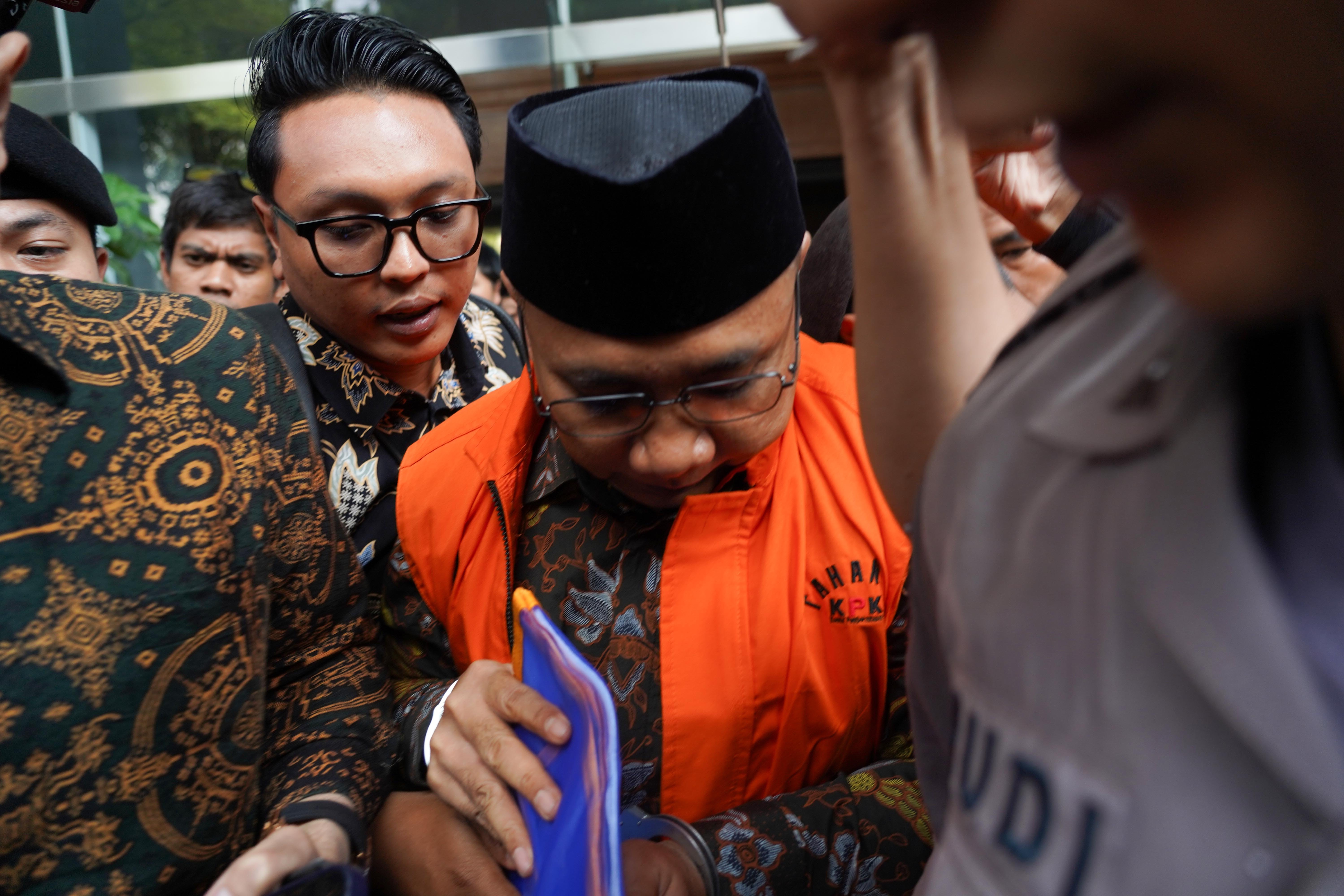Terdakwa kasus dugaan korupsi kuota haji, Yaqut Cholil Qoumas (tengah) berjalan menuju mobil tahanan usai menjalani sidang pembaaan dakwaan di Pengadilan Tipikor, Jakarta, Selasa (11/8/2026). Jaksa Penuntut Umum Komisi Pemberantasan Korupsi (KPK) mendakwa Yaqut telah menyalahgunakan kewenangan jabatannya sebagai Menteri Agama yang akhirnya merugikan keuangan negara hingga Rp 622,09 miliar dalam kasus dugaan korupsi kuota haji 2023-2024.