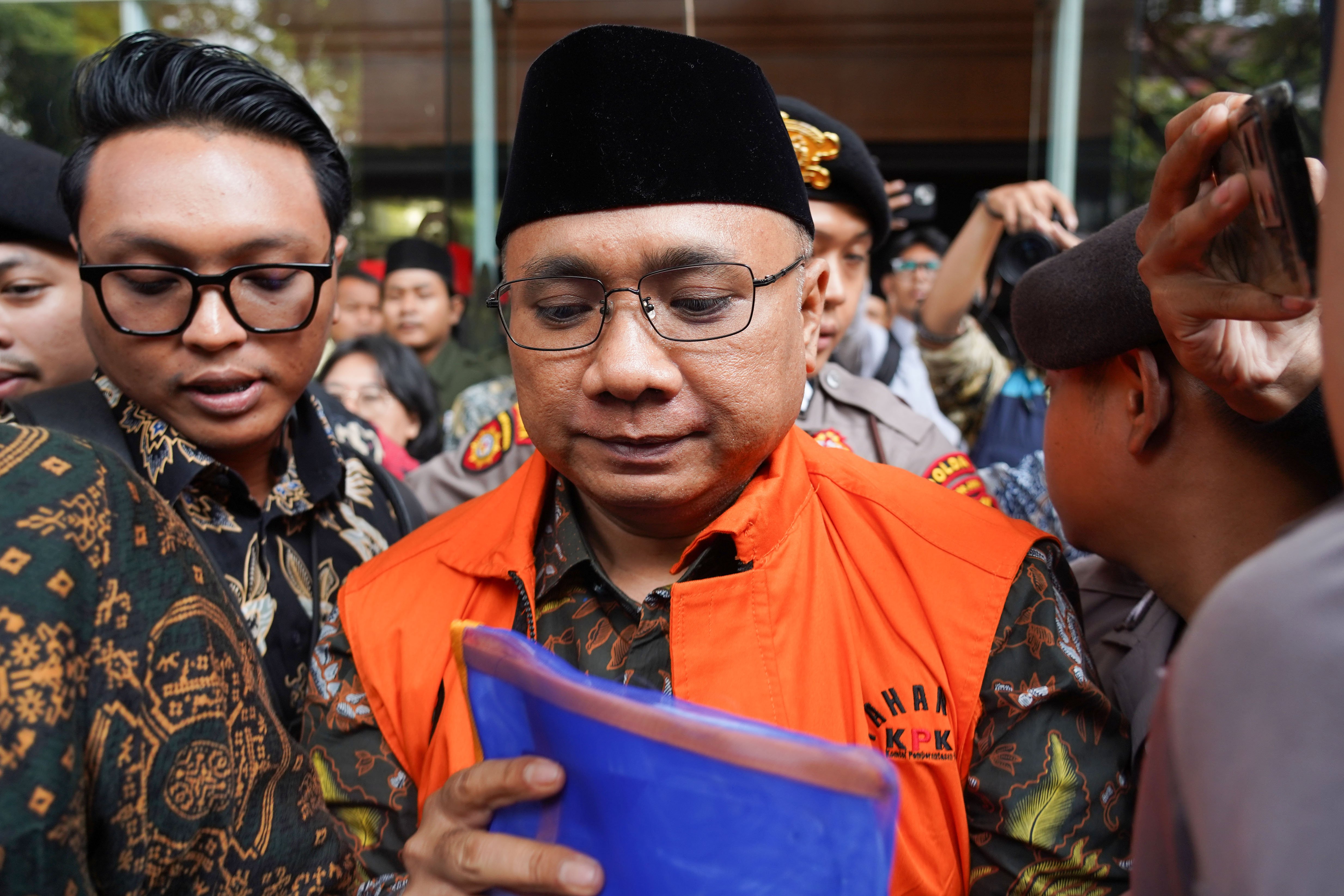 Terdakwa kasus dugaan korupsi kuota haji, Yaqut Cholil Qoumas (tengah) berjalan menuju mobil tahanan usai menjalani sidang pembaaan dakwaan di Pengadilan Tipikor, Jakarta, Selasa (11/8/2026). Jaksa Penuntut Umum Komisi Pemberantasan Korupsi (KPK) mendakwa Yaqut telah menyalahgunakan kewenangan jabatannya sebagai Menteri Agama yang akhirnya merugikan keuangan negara hingga Rp 622,09 miliar dalam kasus dugaan korupsi kuota haji 2023-2024.