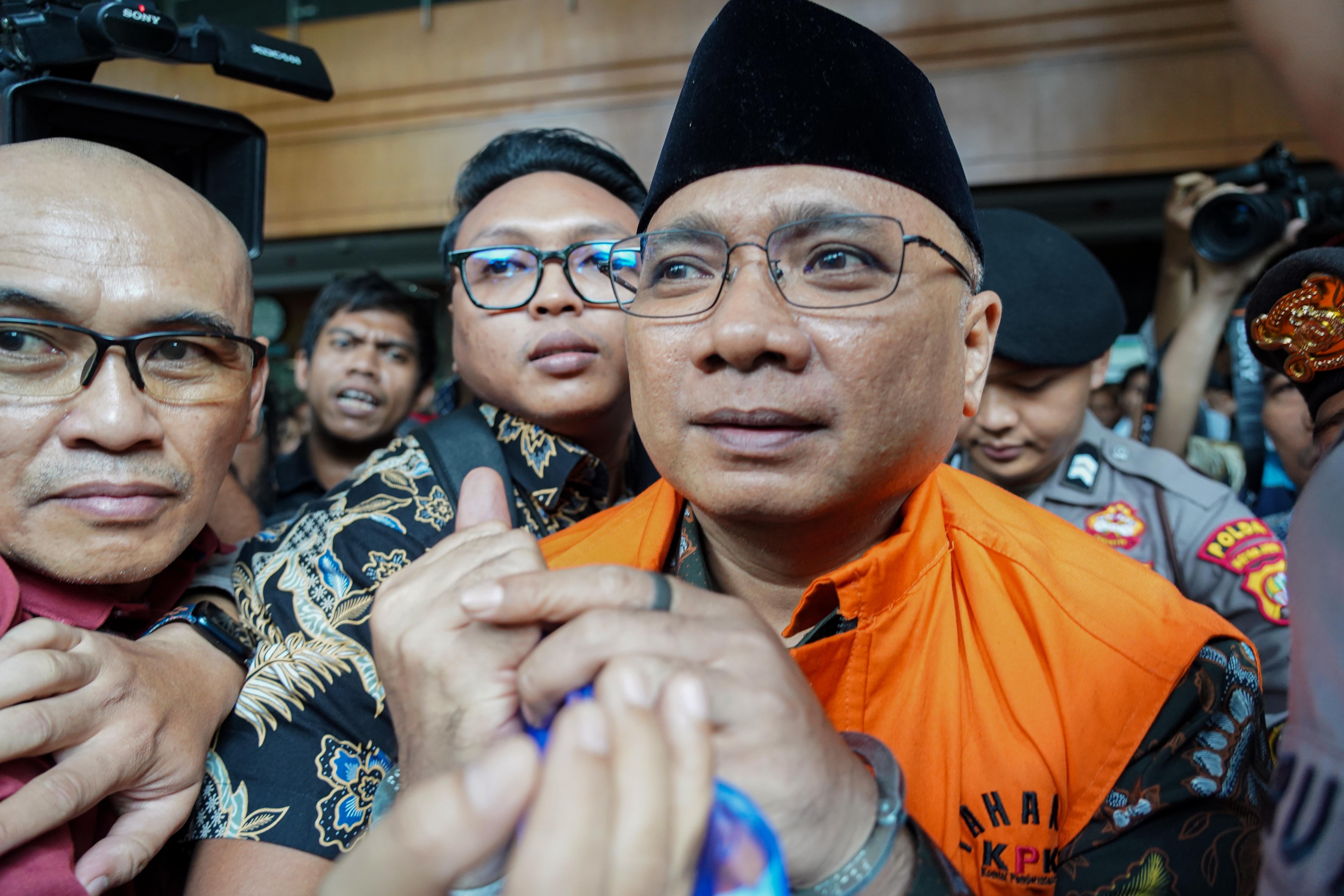 Terdakwa kasus dugaan korupsi kuota haji, Yaqut Cholil Qoumas (kanan) berjalan menuju mobil tahanan usai menjalani sidang pembaaan dakwaan di Pengadilan Tipikor, Jakarta, Selasa (11/8/2026). Jaksa Penuntut Umum Komisi Pemberantasan Korupsi (KPK) mendakwa Yaqut telah menyalahgunakan kewenangan jabatannya sebagai Menteri Agama yang akhirnya merugikan keuangan negara hingga Rp 622,09 miliar dalam kasus dugaan korupsi kuota haji 2023-2024.