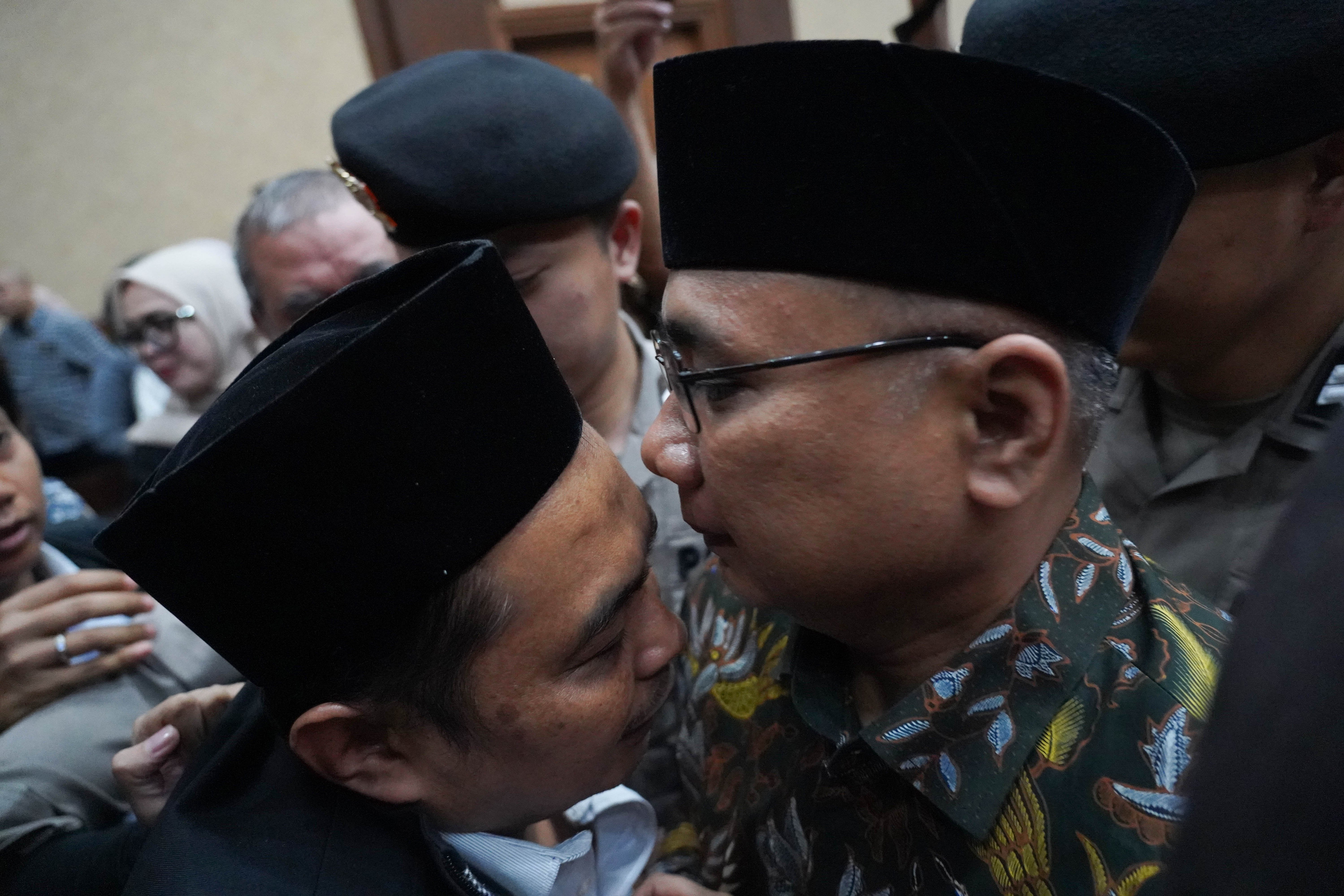 Terdakwa kasus dugaan korupsi kuota haji, Yaqut Cholil Qoumas (kanan) menyapa kerabatnya usai menjalani sidang pembaaan dakwaan di Pengadilan Tipikor, Jakarta, Selasa (11/8/2026). Jaksa Penuntut Umum Komisi Pemberantasan Korupsi (KPK) mendakwa Yaqut telah menyalahgunakan kewenangan jabatannya sebagai Menteri Agama yang akhirnya merugikan keuangan negara hingga Rp 622,09 miliar dalam kasus dugaan korupsi kuota haji 2023-2024.