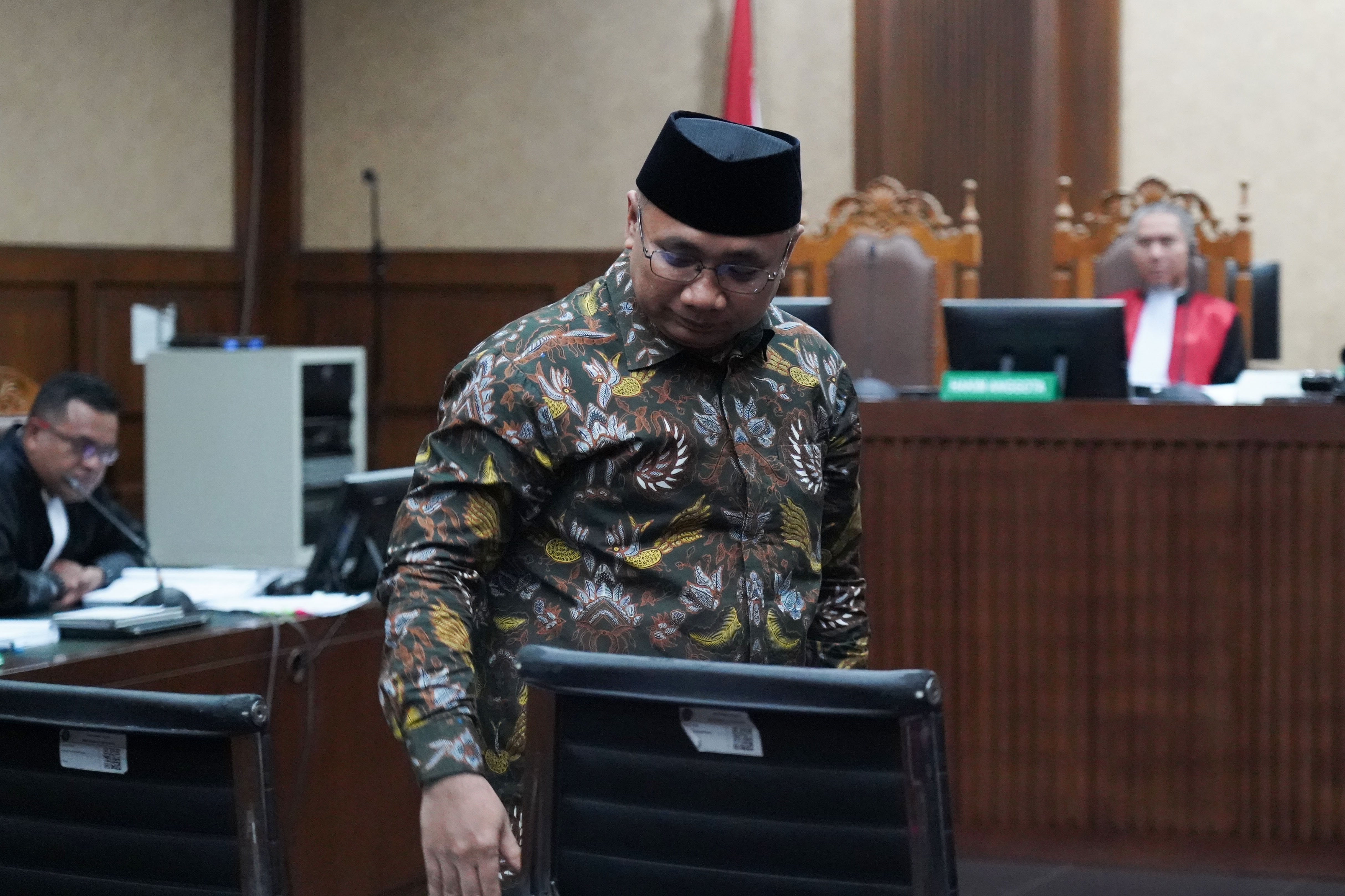 Terdakwa kasus dugaan korupsi kuota haji, Yaqut Cholil Qoumas berdiri setelah menjalani sidang pembaaan dakwaan di Pengadilan Tipikor, Jakarta, Selasa (11/8/2026). Jaksa Penuntut Umum Komisi Pemberantasan Korupsi (KPK) mendakwa Yaqut telah menyalahgunakan kewenangan jabatannya sebagai Menteri Agama yang akhirnya merugikan keuangan negara hingga Rp 622,09 miliar dalam kasus dugaan korupsi kuota haji 2023-2024.