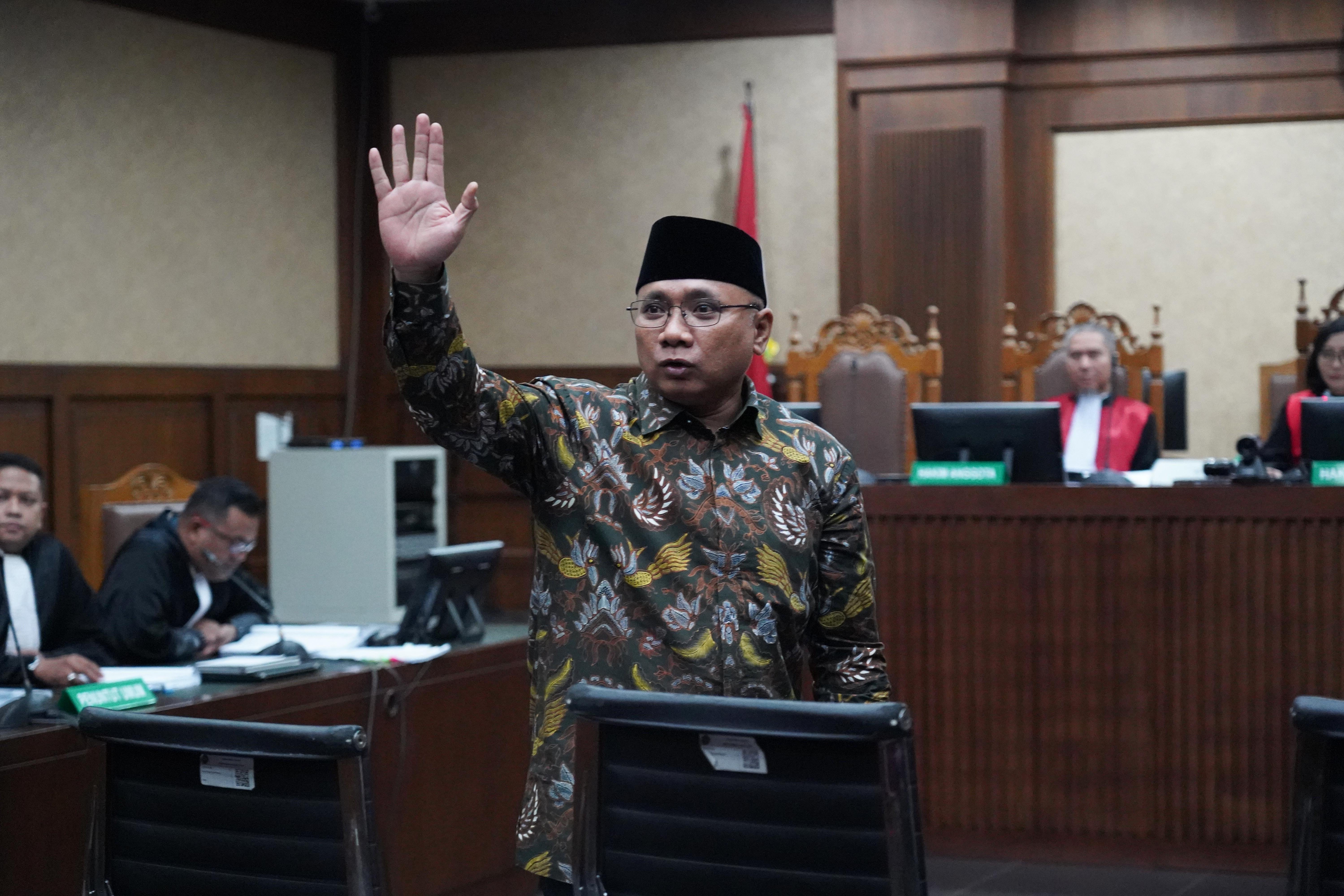 Terdakwa kasus dugaan korupsi kuota haji, Yaqut Cholil Qoumas bersiap menjalani sidang pembaaan dakwaan di Pengadilan Tipikor, Jakarta, Selasa (11/8/2026). Jaksa Penuntut Umum Komisi Pemberantasan Korupsi (KPK) mendakwa Yaqut telah menyalahgunakan kewenangan jabatannya sebagai Menteri Agama yang akhirnya merugikan keuangan negara hingga Rp 622,09 miliar dalam kasus dugaan korupsi kuota haji 2023-2024.